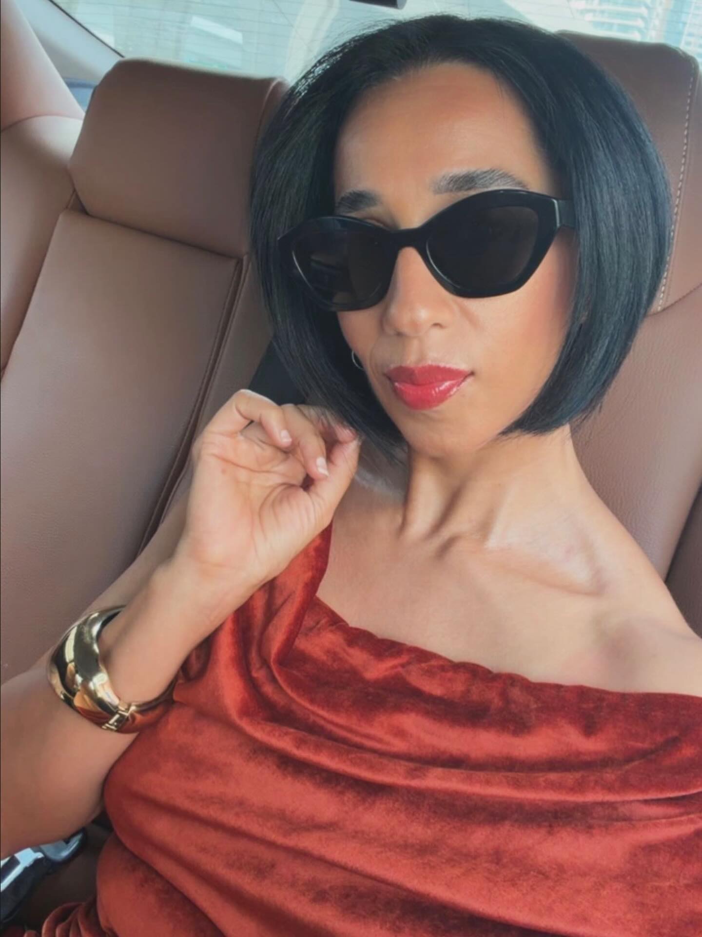 From Dubai to the UK and back again.
A precision cut that travels well
and looks even better worn.
Absolutely owning this soft bob.
THE WAY YOU WEAR IT
#thewayyouwearit #softbob #bobhair #dubaistyle #londonhairstylist
