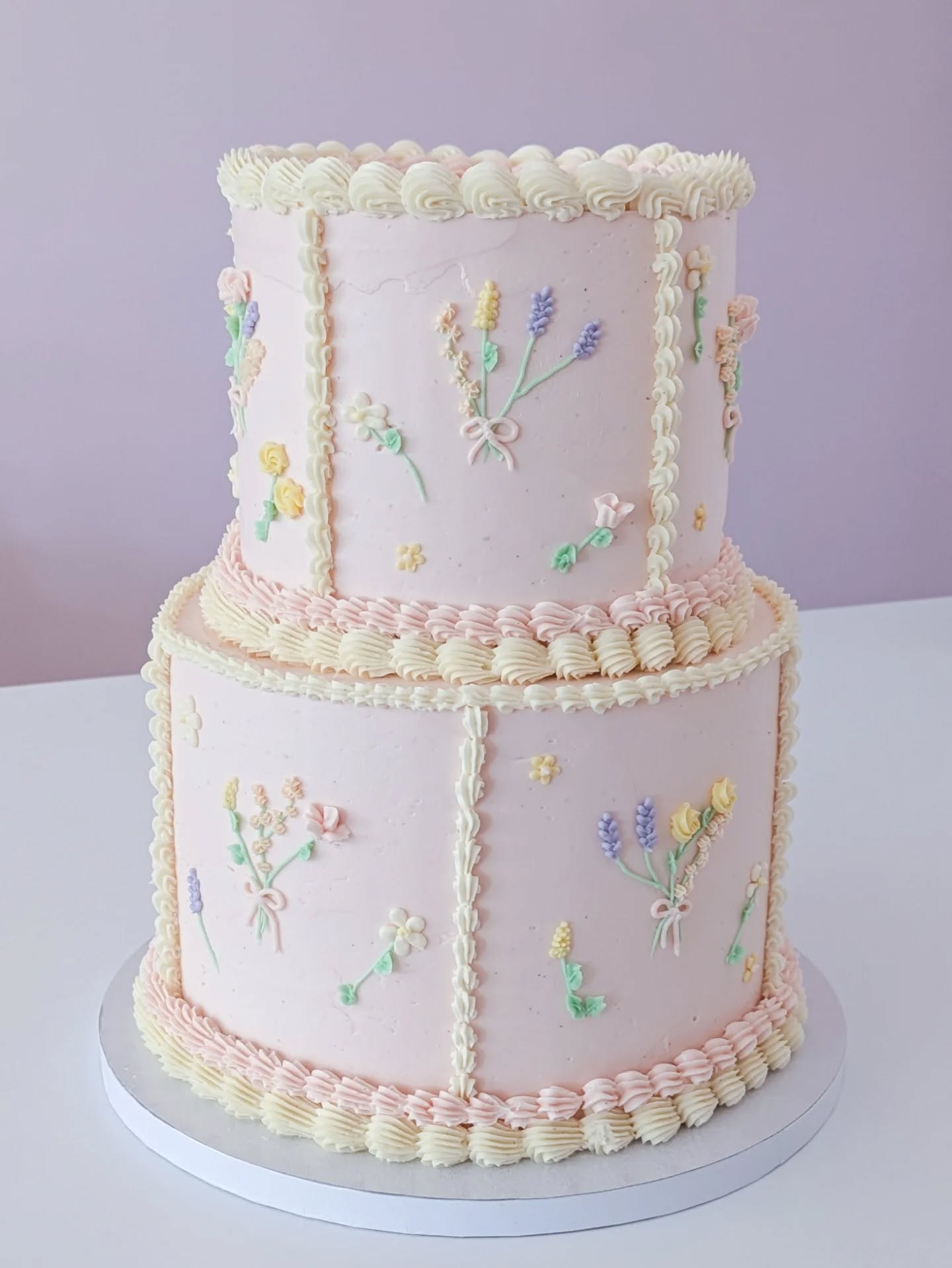 A sweet floral cake for a garden party baby shower!🪻🌼🌷