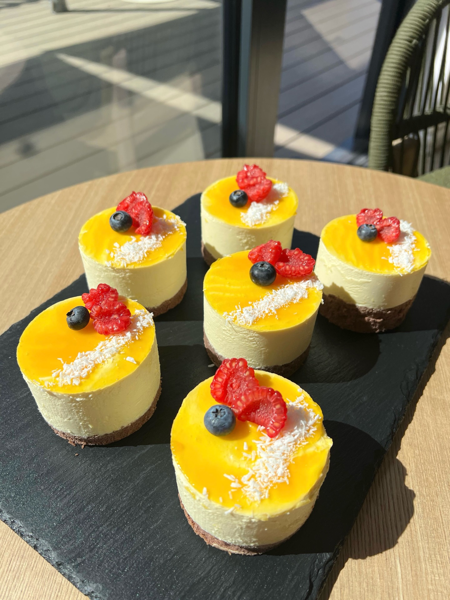 Bei uns ganz frisch: Maracuja-Törtchen mit Schokoboden! Das sind doch gute Aussichten, um den restlichen Arbeitstag zu überstehen. Startet gut ins Wochenende! #brunswig1871 #stormarn #törtchenliebe #landleben