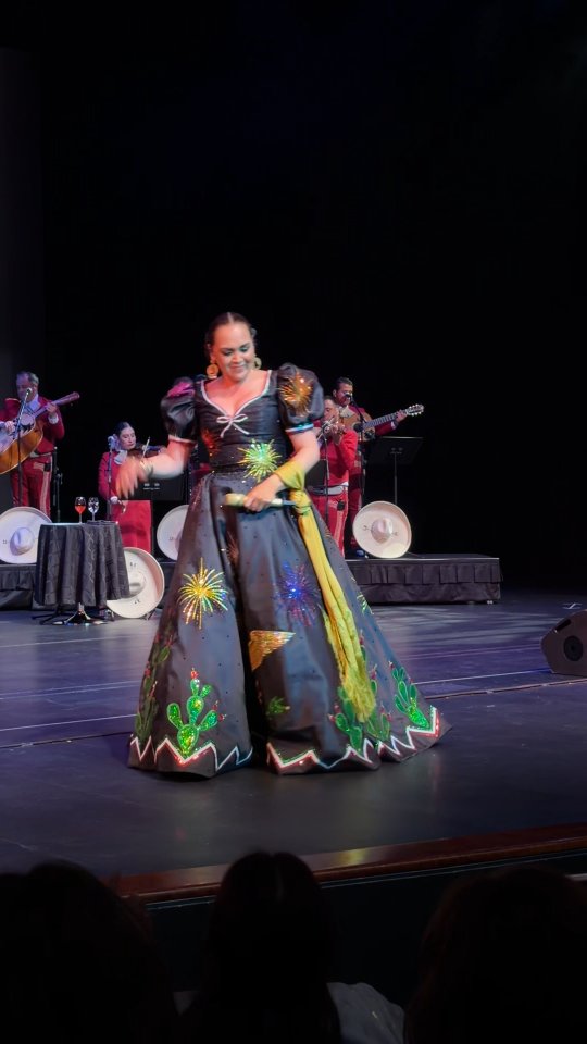 Viernes y el cuerpo lo sabe 💃🏻
Que sea un gran fin de semana, queridos ❤️
#AidaCuevas #50AñosCantandoAMexico #FinDeSemana