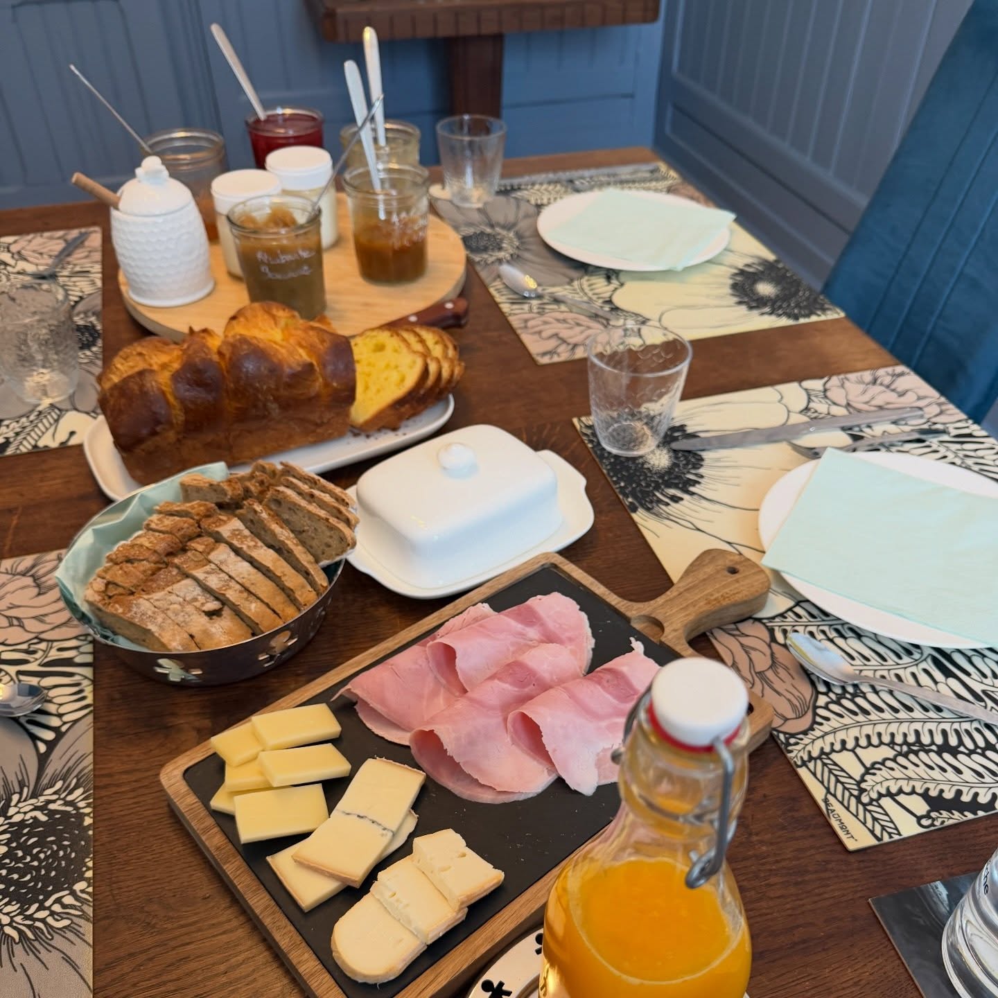 L’instant gourmand pour bien commencer la journée :
🍽 Confitures maison (où le miel remplace le sucre !)
🐝 Miel de nos ruches
🧀 Cancillotte maison
🥛 Yaourts maison au lait bio
🍞 Pain & viennoiseries au levain maison
🥓 Fromages & charcuteries locales et artisanales
🍊 Jus d’orange bio pressé minute
🥚 Œufs frais de nos poulettes
💛 Tout est fait maison, local et bon. Parce qu’une belle journée commence par un bon petit-déjeuner !
📍 Le Logis des pinces maillées – Montécheroux
#PetitDejeunerGourmand #FaitMaison #valeursparc #doubshirloger