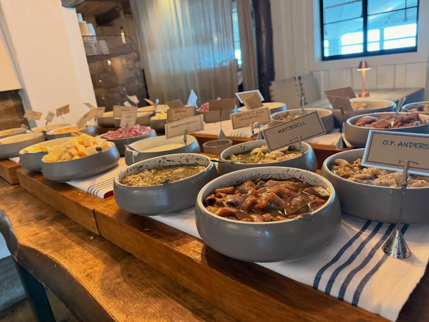 Gourmetrunda från Göteborg!
Dagens grupp fick en härlig upplevelse med bubbel på Marstrand, nyrökta räkor på @astolsrokeri sill-buffé på @saltosill följt av snacks på @hotellkaringon
Upplev hela västkusten med oss
Läs@mer och boka på RibX.se
#ribx #ribbåt #räkor #kickoff #konferensaktivitet