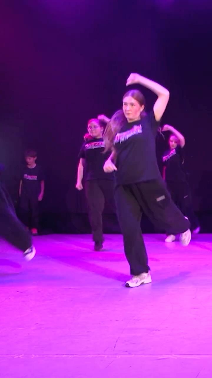 Throwing it back to our Performance of the Month (POTM 🎉) Originally created for the finale of our Hip Hop Theatre show Twist in 2023, and later revamped for our 15th Anniversary celebration last year. What a piece🔥
🧠 @sbchoreography_ @carlyvsdallen
📹 @itsjack.png @lukeridleyfilm
#Flashback #POTM #HipHop #AnniversaryVibes #kingstonuponthames #streetdance