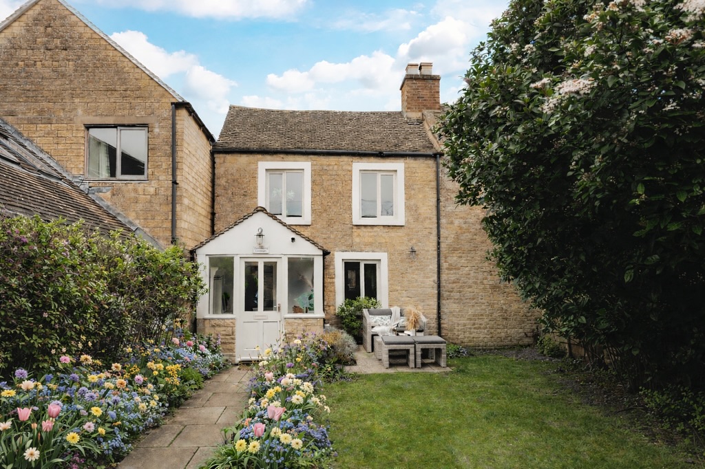 This is the super cute Woodbine Cottage in Bourton on the Water in the Cotswolds.
Why you’ll ♥️ it:
Sleeps 6 guests.
Free Parking.
2 minute walk to the centre of Bourton on the Water.
Add on a delicious breakfast at our Award winning guest house.
Beautiful welcome hamper bursting with local treats on arrival-Diddly Squat snacks paired perfectly with our signature Prosecco.
Stay this Summer from as little as £40 per person per night.
BOOK HERE https://via.eviivo.com/WoodbineCtgGL54
#holidaycottage #staycation #cotswolds #cotswoldcottage #bourtononthewater