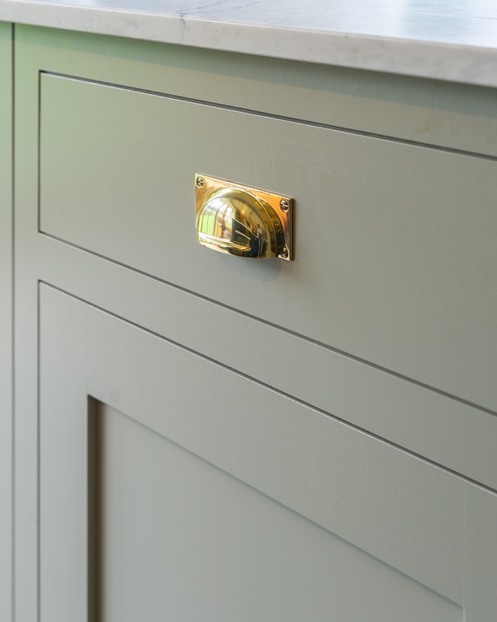 This close-up highlights the balance of colour and detail, a Shaker drawer in Farrow & Ball’s Pigeon, finished with a polished brass cup pull that introduces warmth against the muted tone. #BespokeDesign #KitchenInspo #InteriorDesign #ModernLiving