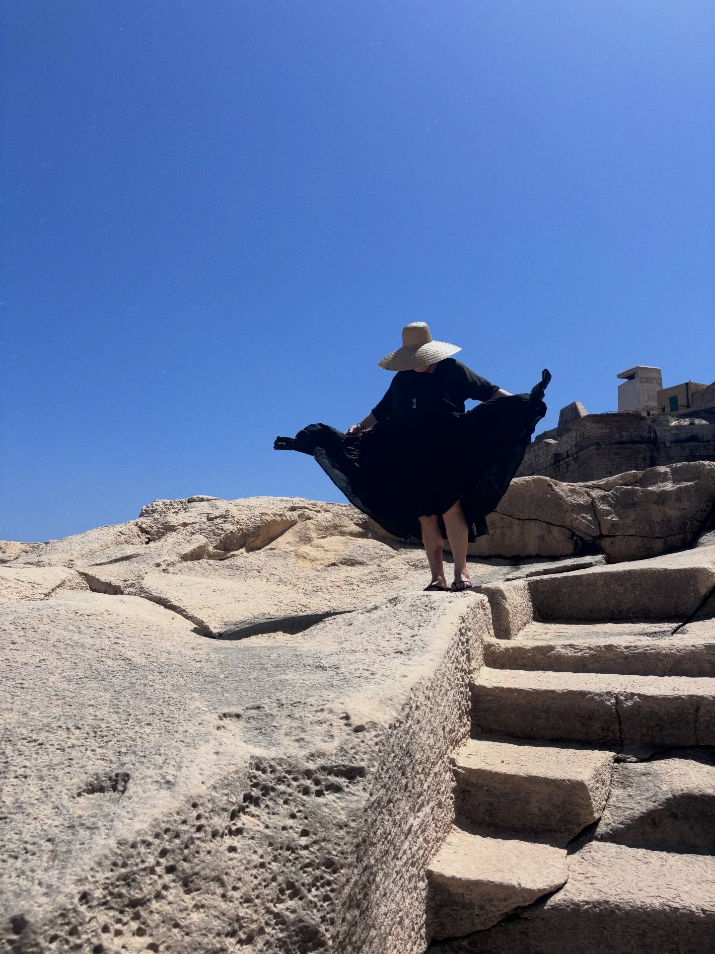 It’s a windy day here in the south of England, but probably not quite as gusty as it was up on these rocks in Malta! Fran ventured up on them in the Edie Dress and got these amazing shots last month. Doesn’t it look dreamy 😍 This beautifully full dress is available online, made in meters and meters of fine cotton voile. Swipe to the end for a better look at it and a cheesy holiday pic 🌞