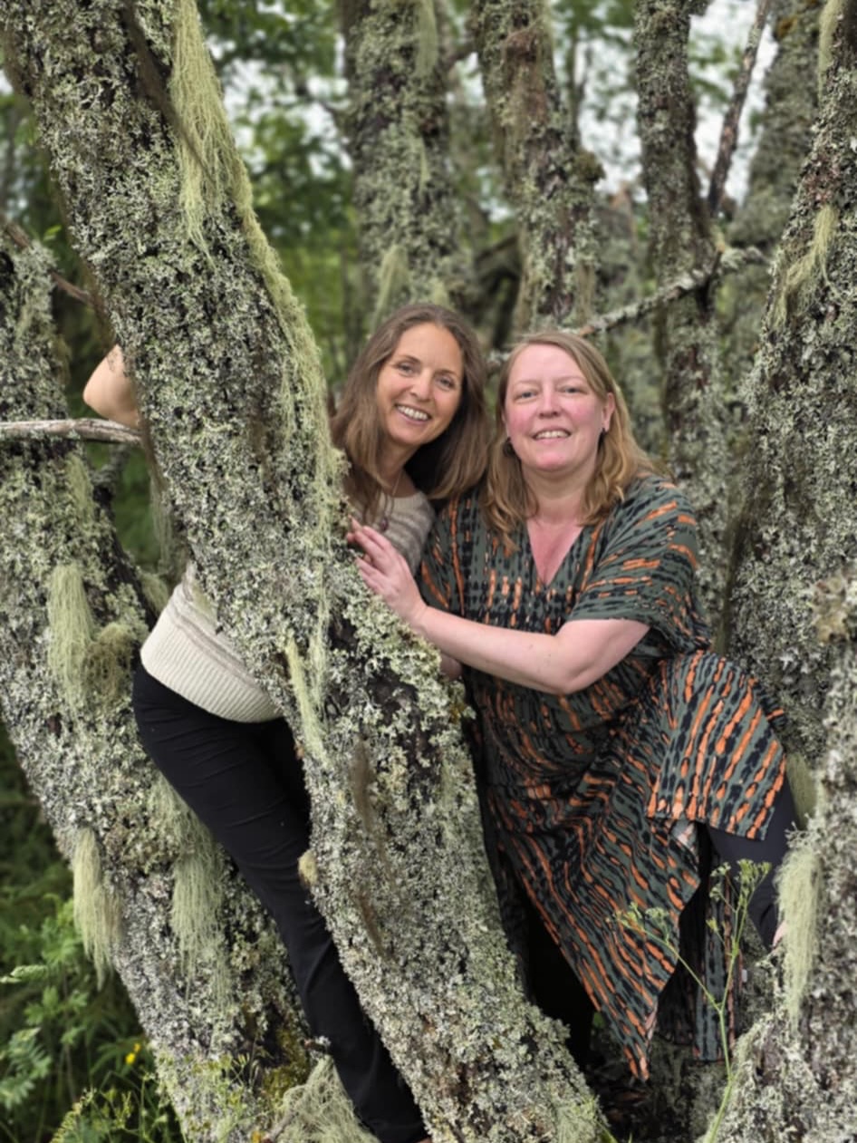 Vi - @jannickewiel & @sandra_rappell - gleder oss til årets yoga & skogsbad-retreat hos @telemarkyoga i fredfulle Siljudalen 2-5. juli. 🌳🧘🏻♀️Du er velkommen til å bli med på denne langhelgen med yoga og tid for stillhet i naturen.
Dagene starter med meditasjon. Er været fint blir det kanskje utendørs gå-meditasjon eller sittende meditasjon på verandaen. Vi gjør rolig og myk yoga, spiser deilig hjemmelaget mat med friske salater og varme gryteretter. Vi tilbringer så mye tid ute som vi kan. Sandra leder oss i skogsbad, en meditativ praksis der vi kommer nær naturen gjennom å åpne sansene for å erfare trær, jord, gress og vann på en ny og mer tilstedeværende måte. Jannicke leder yoga, meditasjon og avspenning.
Vi ønsker deg hjertelig velkommen til å bli med på denne rolige starten på sommerferien. En langhelg dedikert til deg selv og din kontakt med naturen.🍃🐦⬛
Les mer: www.osloyoga.no/telemark