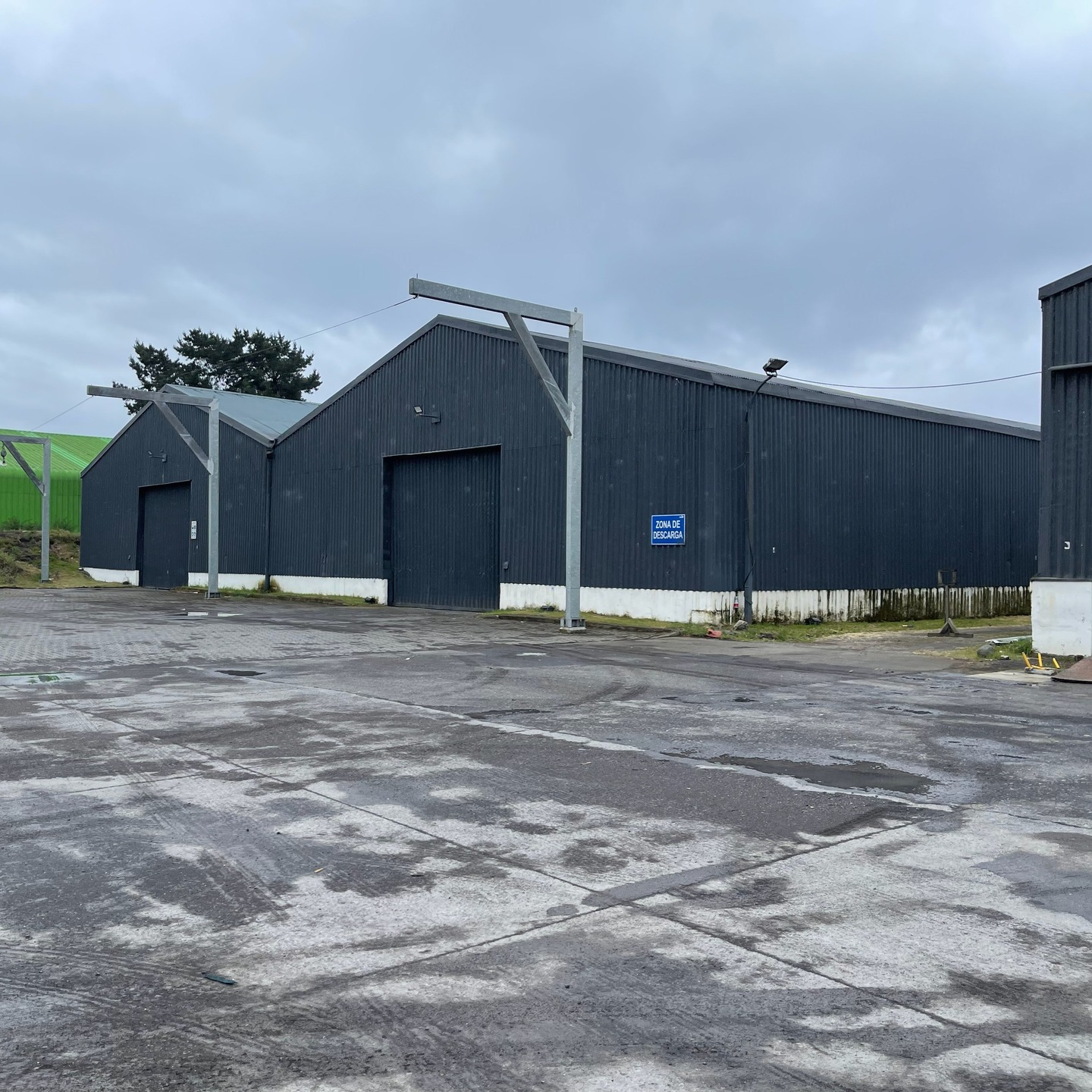 Hemos obtenido la Recepción Definitiva Total de este Centro Logístico, con 9.880 m² de naves de bodegaje, 116,9 m² de oficinas y servicios, y una capacidad de estanques de 5.000 m³. Más que su escala, el proyecto pone en evidencia el verdadero desafío: su viabilidad.
Organizado en cinco naves entre 900 m² y 4.000 m², junto a un edificio de apoyo que cumple con el D.S. N° 594, el conjunto responde a una operación eficiente. Sin embargo, lo determinante no estuvo en su forma, sino en su proceso.
La permisología fue parte central de la obra. Cada gestión, coordinación y ajuste construyó una capa invisible, pero crítica. La Recepción Definitiva no es solo un cierre administrativo: es la validación de un proceso completo que hoy permite avanzar hacia la operación formal.
Más que una obra construida, es un proyecto que logró hacerse posible dentro del sistema que lo regula.
