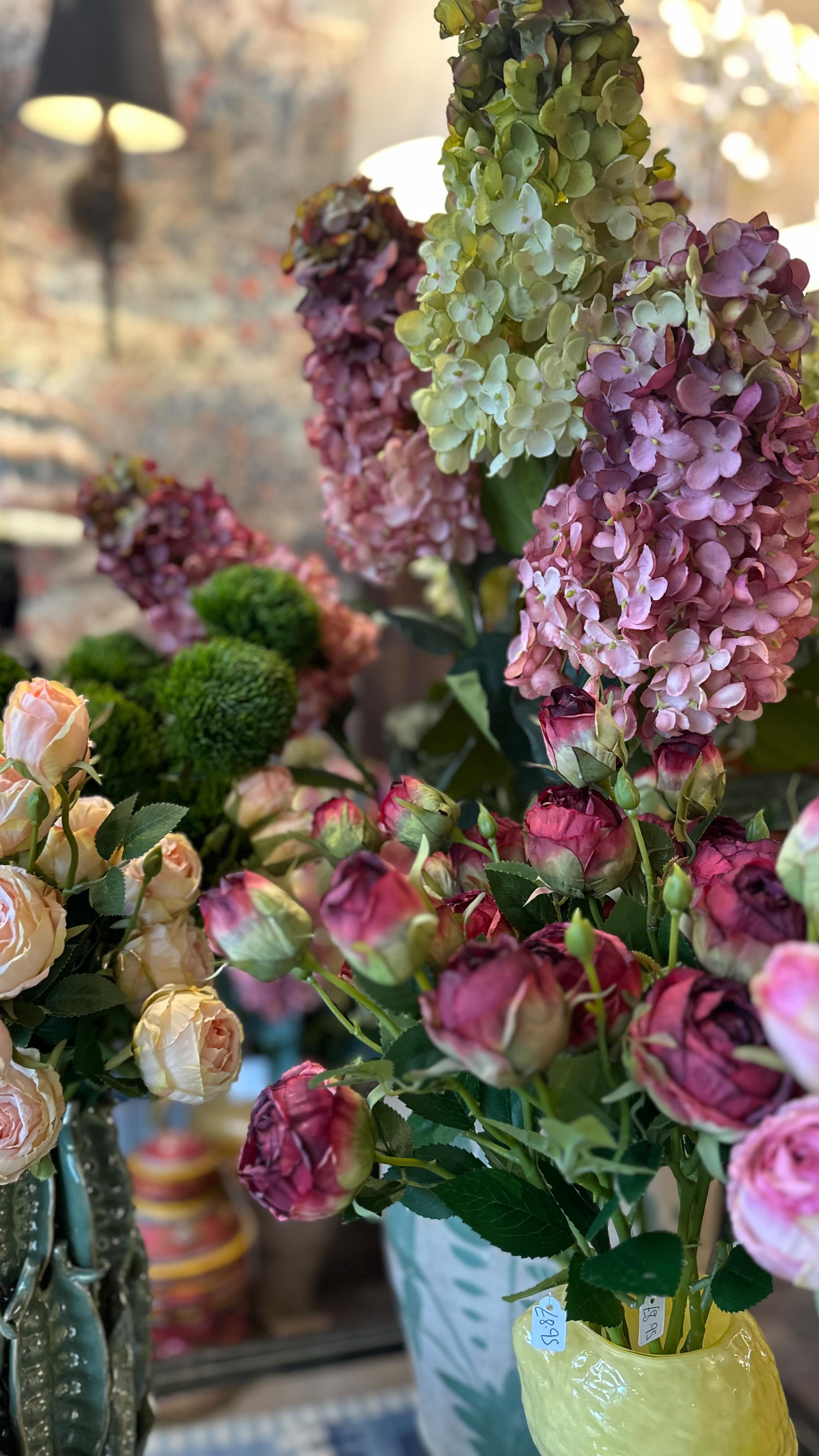 Fresh Faux Florals… Spring is in the air in our showroom and these beautiful flowers do last forever, matched with some of our fabulous vases - they will really brighten your home🌷🍃
#fauxflowers #vases #springhassprung #interiordecor #prettyflorals