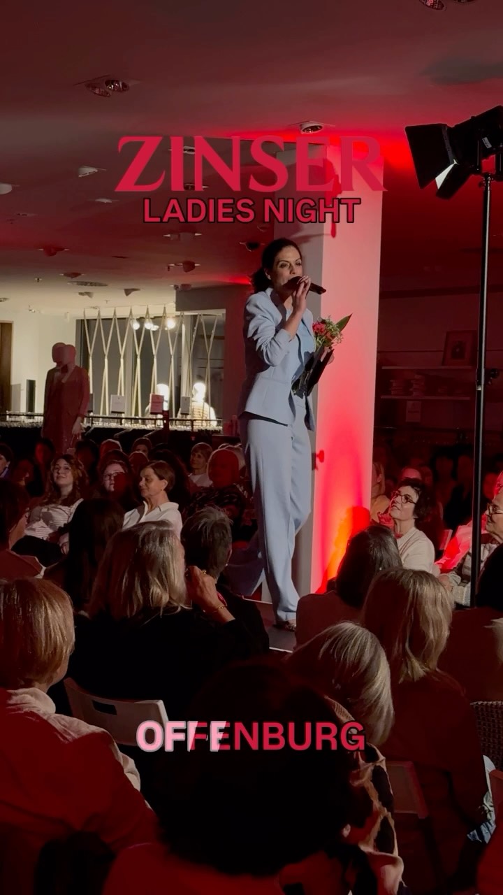 ZINSER LADIES NIGHT – Offenburg ✨
Frühjahr/Sommer 2026 – TIME IS NOW
Ein Abend voller Stil, Energie und echter Momente ✨
Die Bühne, die Looks, die Musik – und dieses besondere Gefühl, wenn Mode mehr ist als nur Kleidung…
Ich liebe genau diese Augenblicke:
Wenn Marken wie Marc O’Polo, Vera Mont, Swing, Bianca, Luisa Cerano & More zum Leben erwachen.
Wenn jeder Look eine Geschichte erzählt.
Und wenn aus Mode Emotion wird. 💫
Von fließenden Silhouetten über starke Statements bis hin zu diesen besonderen Pieces, die einfach sitzen –
Frühjahr/Sommer 2026 zeigt: Leichtigkeit trifft auf Präsenz.
Für mich ist Moderation genau das:
✨ Menschen verbinden
✨ Momente spürbar machen
✨ Marken eine Bühne geben
Danke an das wunderbare Team von ZINSER für diesen besonderen Abend 🙏
Und an alle, die diesen Moment mit Leben gefüllt haben.
TIME is NOW - im HIER und JETZT 💛
#ladiesnight #badmergentheim #moderation #eventmoderation #frühjahr2026
