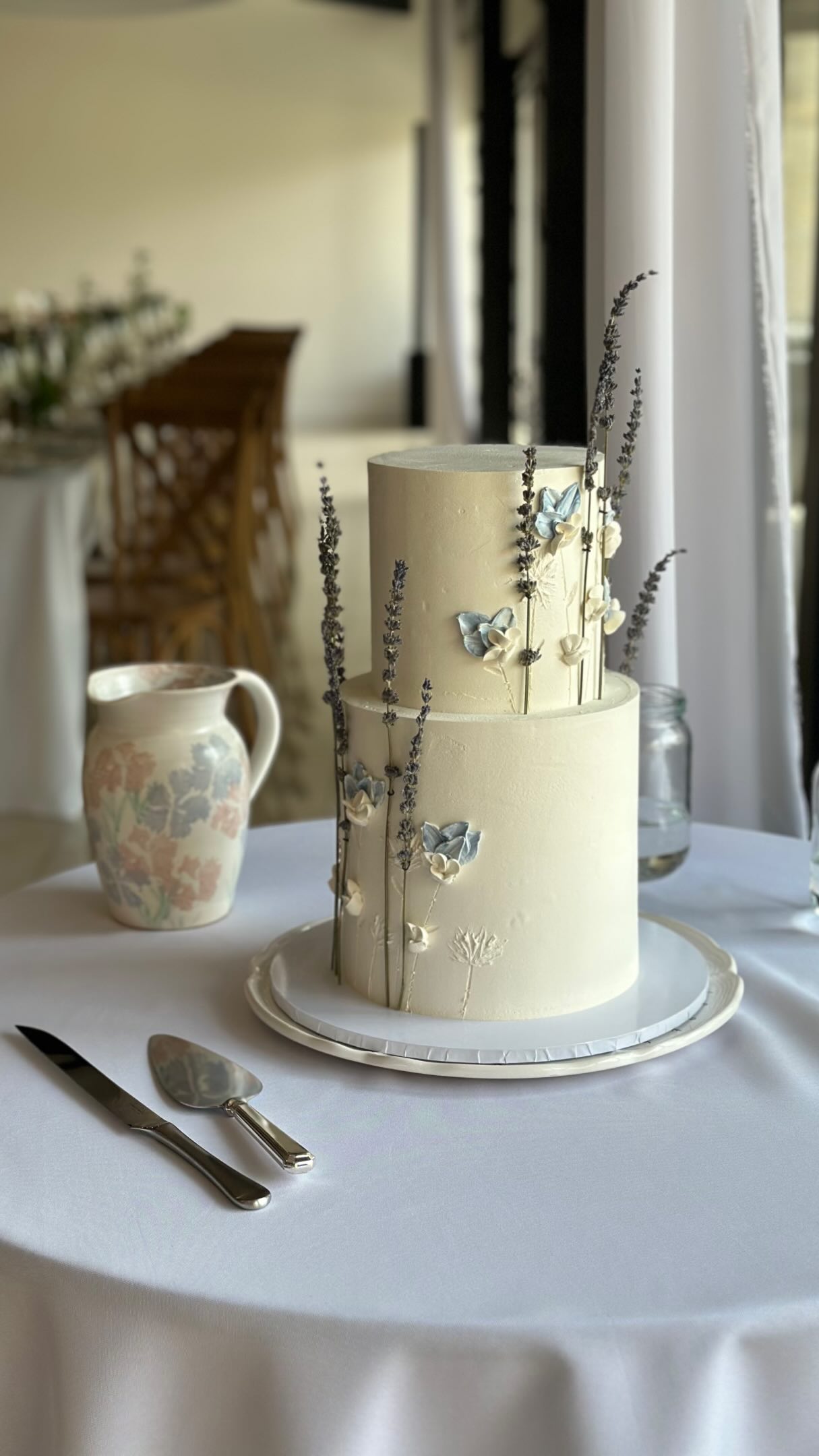 This wedding cake 🤍
One of those designs that makes everyone go “oh wow, it’s too pretty to cut…”
…until slices start being handed round and suddenly nobody feels guilty anymore 😋
Such a gorgeous set up at @hanbeckfarm in Lincolnshire