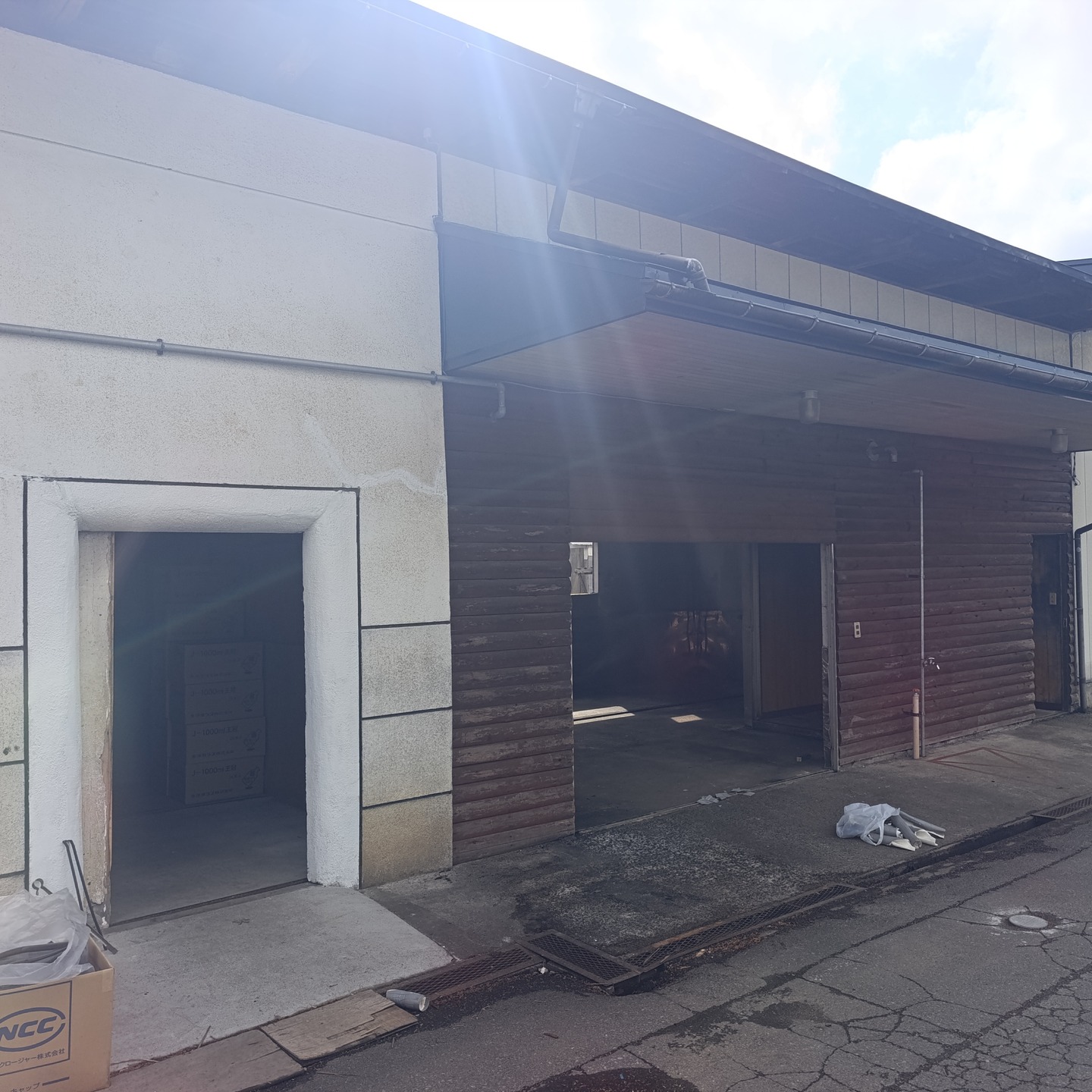 🍎🍏
【現工場を片づけました】
2026年は念願の工場建て替えに取り掛かります。
平成3年に小屋と蔵を改築してやりはじめたりんごジュース工場。
建物も大分老朽化して、求められる衛生レベルでの製造が難しくなりました。
数年前から計画たてておりましたが、今年ついに!です。
工場の設備と資材を一旦車庫にしまい。
現行場を取り壊して新しい工場を建てます。
なんだか感慨深いものがあります。
本当に新しい工場になるのか、まだ実感もないですが…。
(あとこのご時世に建物を建てる不安もあります)
順調に行けば、2026年9月中旬頃には工場稼働できる予定です。
工場再開予定や、受付運用、価格については公式LINEでお知らせいたします。
2026年度もどうぞよろしくお願いいたします。
■■■■■ジュース加工について■■■■■
2025年度の加工受付は【4月9日】で終了しました。
ご利用いただきありがとうございました。
------------------------
【公式LINE】
https://lin.ee/74LkMcf
------------------------
りんごジュース販売中!
・stores、ポケットマルシェにて販売中です!
https://tono-fruits-lab.stores.jp/
--------------------------
#津軽りんご加工センター
#りんご加工 #ジュース加工
#つがる果樹工房 #つがる林檎園 #stores
#ringofarmer
#東北 #青森 #弘前 #青森ライフ
#tohoku #aomori #hirosaki #aomorilife
#りんご #りんご畑 #りんご農家
#ringo #apple #りんごジュース
--------------------------
【農ナビ青森に取り上げていただきました】
https://www.nounavi-aomori.jp/start/publicity
#農なび青森
--------------------------