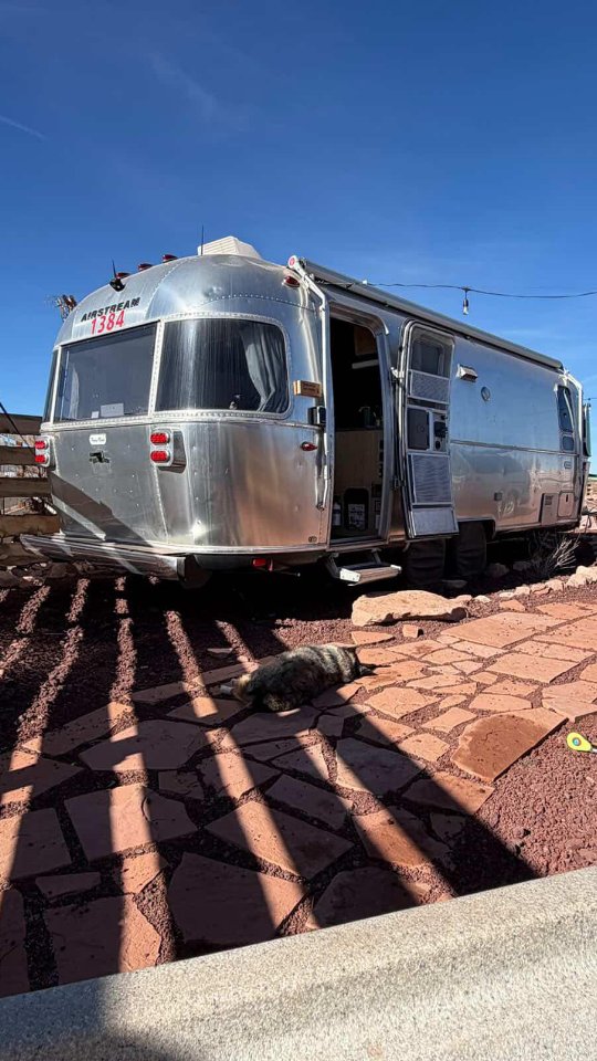 Unhurried mornings. ☀️
Warm light, desert air
and just space to be.
This is how it feels at The Outpost.
📷: @blowkane
#TheOutpostGrandCanyon #DesertEscape #GlampingArizona #SlowLiving #AirstreamStay