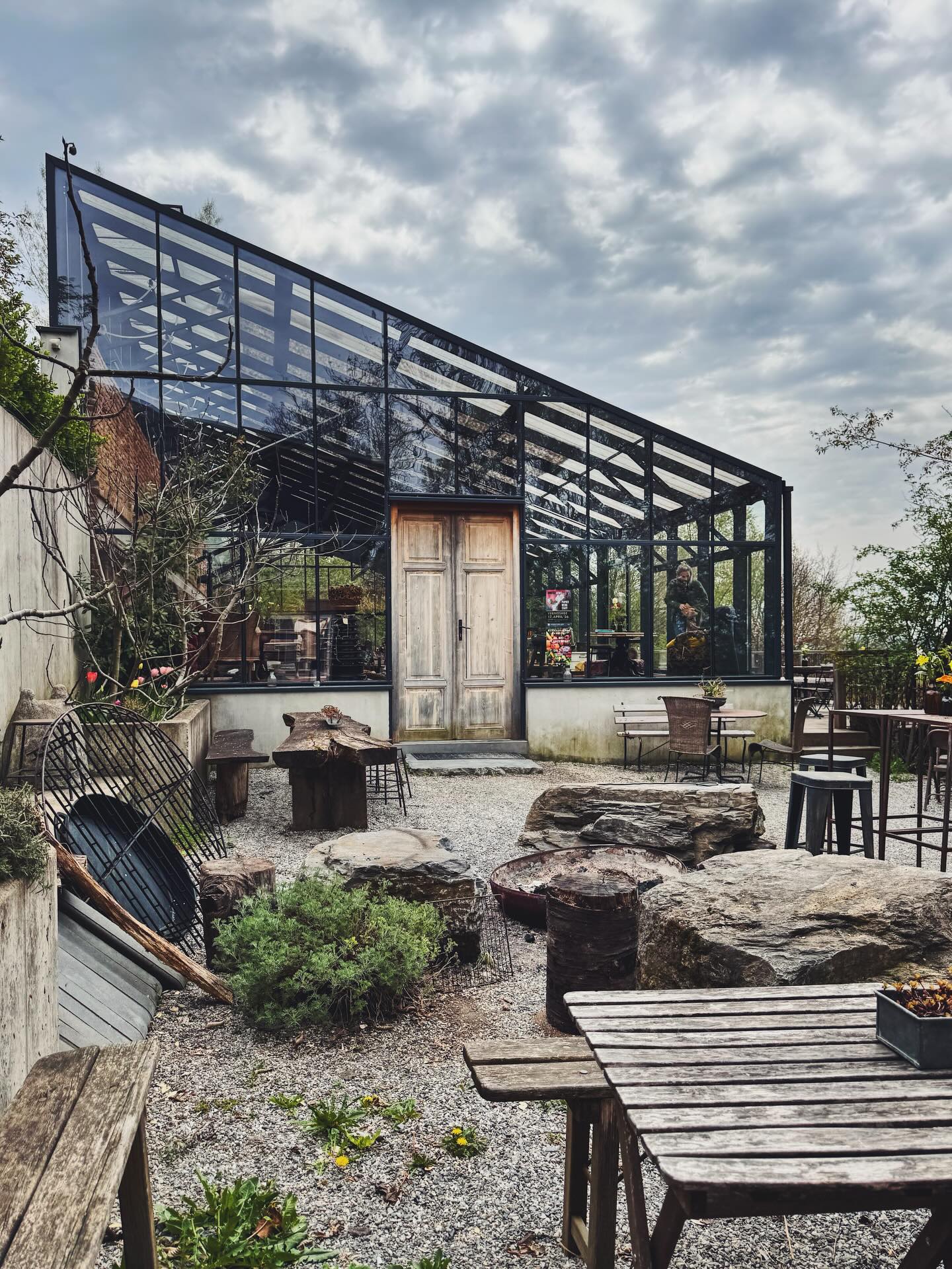 Vom Hügel 🤍
Gestern haben wir einen Herzensort in Graz besucht: Vom Hügel 🌿
Wir waren dort nicht nur um alles zu erkunden sondern auch zum lecker brunchen und zwar kommt hier alles vom Feld aufs Teller, bio, vegan/vegetarisch und so liebevoll zubereitet und gestaltet! Wir sind geblieben, ein bisschen länger als geplant 🙃
Kennst du dieses Gefühl, wenn man jemanden trifft und sofort spürt: wir sind aus dem selben Holz geschnitzt? Genau so war’s mit Magrit. Diese gemeinsame Liebe für die Natur, das Schöne, das Echte! Sofort verstanden und drauf los geplaudert 🌿🫶
Hinter „Vom Hügel“ steckt ihre wunderschöne Idee von Slow Flowers: Blumen, die hier am Feld wachsen. Saisonal, regional, biologisch. Ohne Transportwege, ohne die vielen Pestizide wie in den Schnittblumen sonst leider zu finden sind, ohne künslichen Schnick Schnack…
Außerdem selbst gezogene Blumenpflanzen und auch Gemüsepflanzen von zb Paradeiser, Paprika, Chili… … es gibt so viel zu entdecken! Einfach für mich ein Ort an dem ich bleiben könnte 🙌
Und ganz ehrlich – wie viel schöner ist es, eine einzelne Blume wirklich zu sehen, zu schätzen, ihre kleinen Eigenheiten und Bewegungen wahrzunehmen… statt diese oft übertriebenen riesen Gebinde die auch noch in Plastik gewickelt sind..?
Hier ist jede Blüte ein kleines Wesen für sich 🌸 wild, frei, mit ihrem eigenen Charakter … irgendwie so wie wir eben 🥰 Sein dürfen..
Und genau das spürt man vor Ort. Zwischen Kaffee, Brunch und Blüten. Diese Ruhe. Dieses „es darf einfach sein“.
Für mich wieder so eine liebevolle Erinnerung daran, wie viel Schönheit in den kleinen Dingen liegt – wenn wir uns Zeit nehmen, wirklich hinzusehen 💛
Immer wunderbar Menschen zu treffen die etwas bewegen wollen 🙌 🤍🌿✨
Am besten blätteret ihr euch einfach durch die Bilder dann versteht ihr was ich meine 🤍
Herzempfehlung auch das Geschäft direkt in Graz- wunderschöne Deko Schätze, liebevoll aufgewerteten Alte Fundstücke und Blumen direkt frisch vom Feld… 🤍🌸🌿
Alles Liebe, eure Meli mint
.
/empfehlung
#graz #vomhügel #slowflowers #achtsamkeit #bioblumen