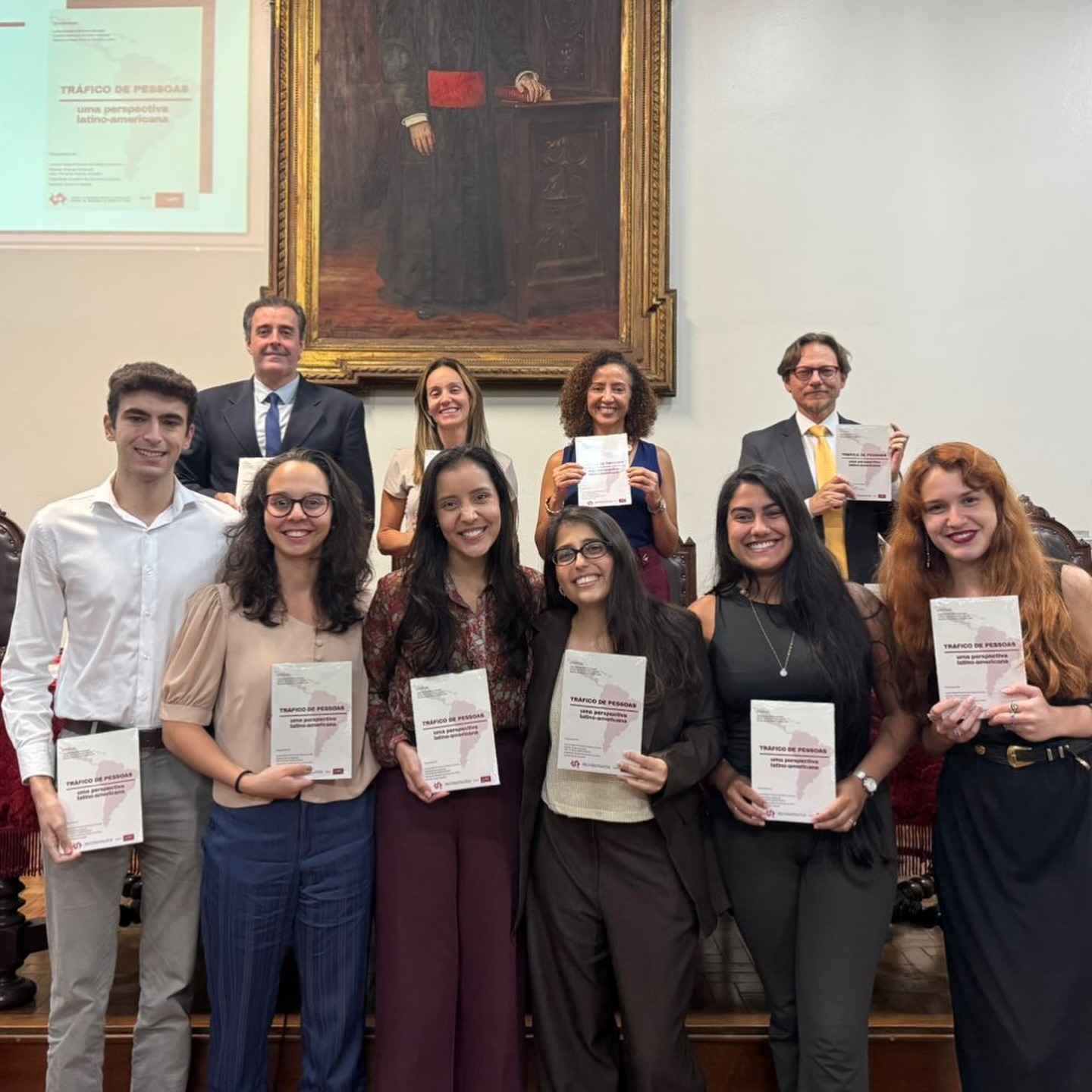 📕 Hoje foi dia de lançamento da obra “Tráfico de pessoas: uma perspectiva latino americana”, editado e publicado com apoio do @mpt.mg.
🎤 Na oportunidade tivemos a honra de contar com as palestras do Procurador da República, Dr Alexandre Chaves e da Procuradora do Trabalho, Dra Luciana Coutinho. Ambos egressos da Vetustas, como bons filhos à casa retornaram e nos brindaram com uma noite de muito aprendizado! Voltem sempre!
✍🏻 Agradecimentos especiais à brilhante equipe de pesquisadores, coordenados pela advogada da CTETP e doutoranda @giovanasilveiral que, junto com a mestranda Shevah Esberat e os estagiários @nathaliagcrp @lorenagoes @vitorvellosob e @ste.lins se debruçaram acerca da legislação e dos sistemas dos países latino americanos, a fim de compreender melhor o fenômeno e, assim, contribuir para o combate ao tráfico de pessoas.
📚 Obrigada à @experteditora pela editoração e publicação de mais um livro que pode ser acessado de forma gratuita em seu site!
❤️ Obrigada a todos que compareceram e fizeram a noite ainda mais especial!