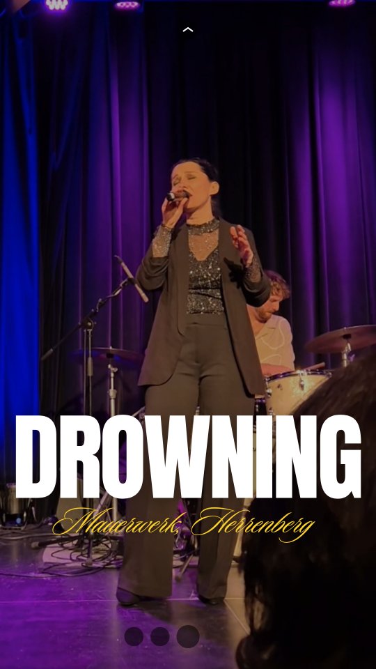 DROWNING
Ein trauriger, hoffnungsvoller Song.
Ich habe ihn geschrieben am Tag nachdem ich erfahren habe, dass eine meiner Schülerinnen nie wieder zurück kommen wird...
Das hat mich tief getroffen.
Und in diesen Momenten fragt man sich, wie es sein kann, dass das Leben einfach weitergeht, obwohl es gerade für andere Menschen zusammen bricht.
Wenn man sich fühlt als ob man keine Luft bekommt.
Fast so als ob man ertrinkt.
Und doch geht es weiter.
Für die, die weitergehen müssen.
Vielleicht ist es in diesen Momenten so, dass das Leben in einem selbst ertrinkt...
"Life is drowning in you..."
Dieser Song ist für dich, Martina - wo auch immer du gerade sein magst.
Ich werde dich nie vergessen...
#drowning #lifeisdrowninginyou
