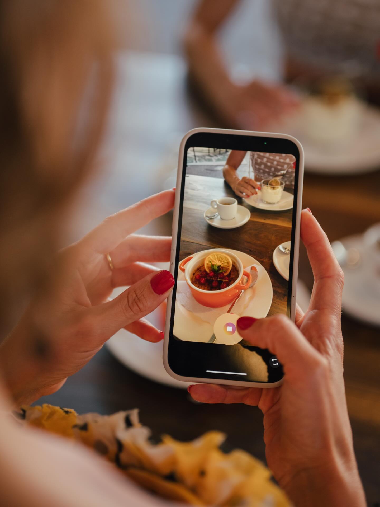 Wir können auch süß – vor allem, wenn wir an unsere lieben Gäste denken. ✨
Und mal ehrlich: Sonntag ist doch wie gemacht dafür, sich etwas zu gönnen. 🤤
Wer liebt den Sonntag genauso sehr? ♥️