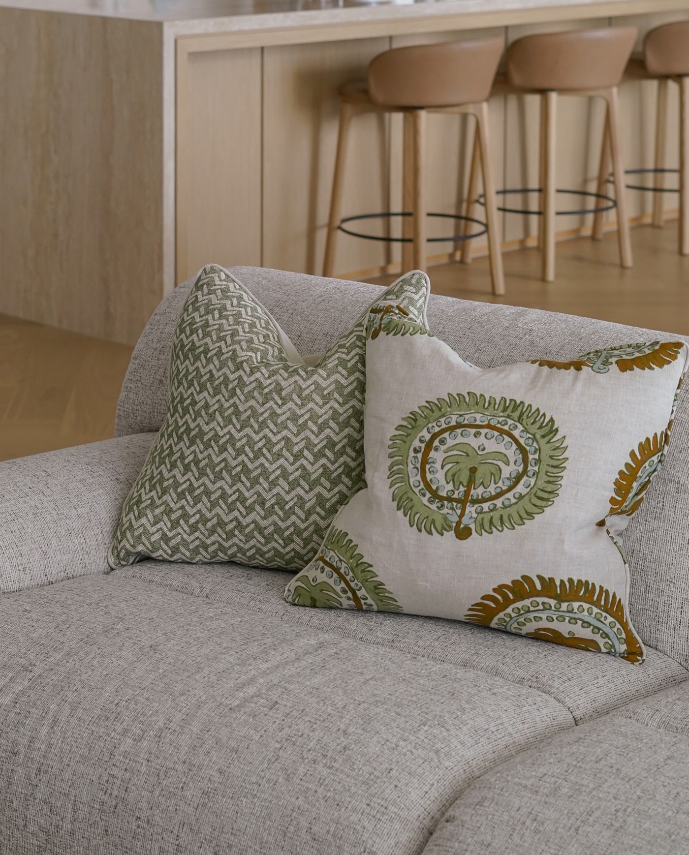 Even the most contemporary apartment can feel warm and personal when the design moves beyond the architecture and begins to tell a story through materials, textiles, and collected pieces.
#apartmentinteriors #brisbaneinteriordesign #innercityliving #quietluxuryinteriors