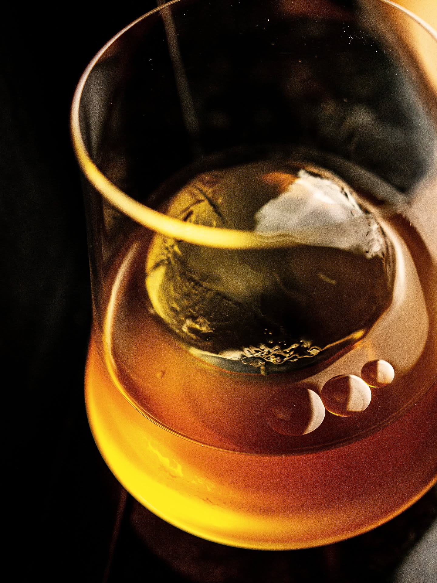 Você merece um Saramago, para brindar a sua noite aqui no Cravos.
Composto por whisky single malt, mel, puxuri, blend de jerez fimo e oloroso, aperitivo de alcachofra e orange bitter.
O que acha?
#BarDosCravos #Saramago #drink #bar