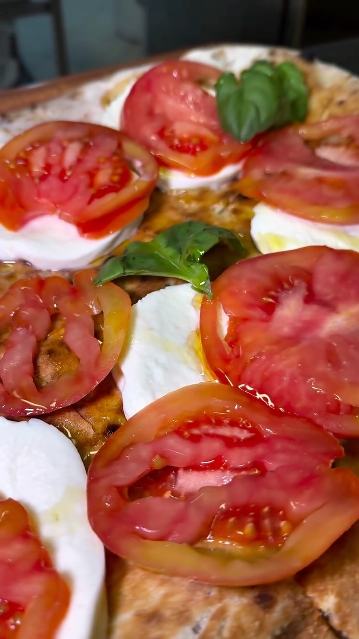 🍕🍅 È tornata la Caprese! 🧀✨
Pomodoro, mozzarella e tutta la semplicità che conquista al primo morso 😍
Un grande classico che mancava… e ora è di nuovo disponibile!
👉 Vieni a gustarla da Pizzeria da Cardone, a Vico Equense
#PizzaCaprese #ÈTornata #GrandiClassici #PizzeriaDaCardone #vicoequense