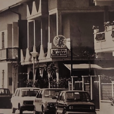 Nel 1974 nasce la storica Pizzeria La Ruota 🍕🔥
A Martinsicuro, questa immagine racconta una storia vera.
Qui prende vita la Pizzeria La Ruota, fondata dal Maestro Pizzaiolo Evandro Taddei, quando la pizza era arte, passione e identità.
Negli anni ’70 non era solo un locale.
Era un punto di riferimento per chi cercava il sapore autentico della pizza cotta nel forno a legna, fatta con esperienza e rispetto per la tradizione.
Col tempo, quella storia è cresciuta…
ed oggi continua attraverso Pizzeria La Ruota di Evandro, mantenendo intatte le sue radici, la sua anima e la visione del suo fondatore.
👉 Dalle mani del Maestro alla pizza di oggi
👉 Dalla tradizione degli anni ’70 a un’esperienza unica
📍 Sempre a Martinsicuro, in via Aldo Moro 97
Una passione che attraversa il tempo e continua a vivere in ogni pizza.
Vieni a scoprire dove tutto è iniziato.
⸻
#PizzeriaMartinsicuro
#PizzaMartinsicuro
#LaRuotaMartinsicuro
#FornoALegnaMartinsicuro
#DoveMangiareMartinsicuro