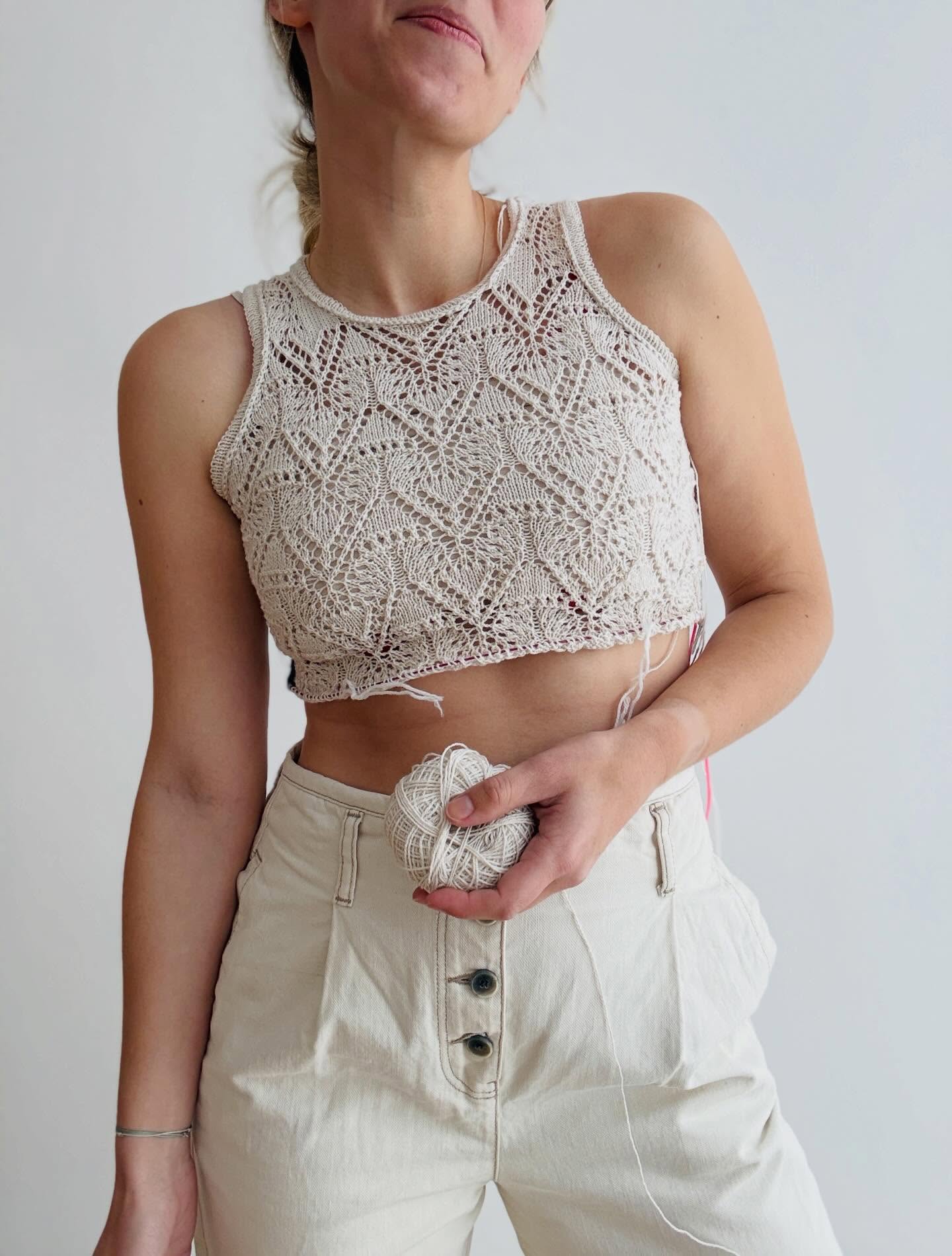 Starting into the weekend with my favorite lace project in my favorite shade for summer tops 🥰 Cannot wait to wear this one soon 💗
.
.
.
Pattern in progress by me - #rodolphetop - and coming by the end of June ✨
.
Yarn: Cotton Merino in the shade Cream by @knittingforolive
.
Advertising
.
#knitting #knittinglove #knittingaddict #stricken