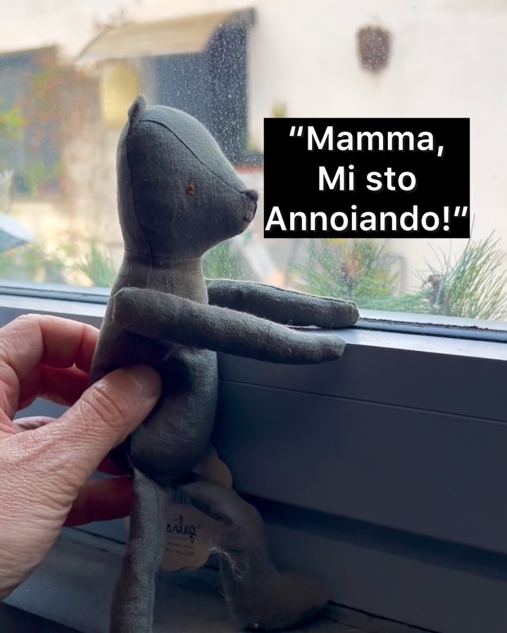 “Mamma, mi sto annoiando!”…come un fulmine a ciel sereno arriva quella frase 😎 Eri in altre faccende affaccendata/o o avevi esattamente in quel momento deciso di prendere il libro…”quel libro” fermo da mesi lì, che ti guarda dal comodino 📚 Prima reazione? Ansia 😦 “e adesso cosa le/gli faccio fare?”…Come riempirai quel funesto istante?
😂😂 Scherzi a parte (sono pur sempre un giocattolaio…se non gioco io?). Un consiglio anche da papà “attempato” tendente al nonno: lascia fare.
Non intervenire subito…vedrai che qualcosa di interessante accadrà di certo. Li vedrai fare giravolte, fermarsi e inventare 🤩 Magari costruire qualcosa che non avevano mai pensato prima.
La NOIA 😴 non è sempre da evitare (anche per noi adulti…eh 😜😜😜). E’ creatività, silenzio dai rumori della nostra testolina … #magoriumgiocattoli #noia #noiatime #giocare #videodelgiorno
