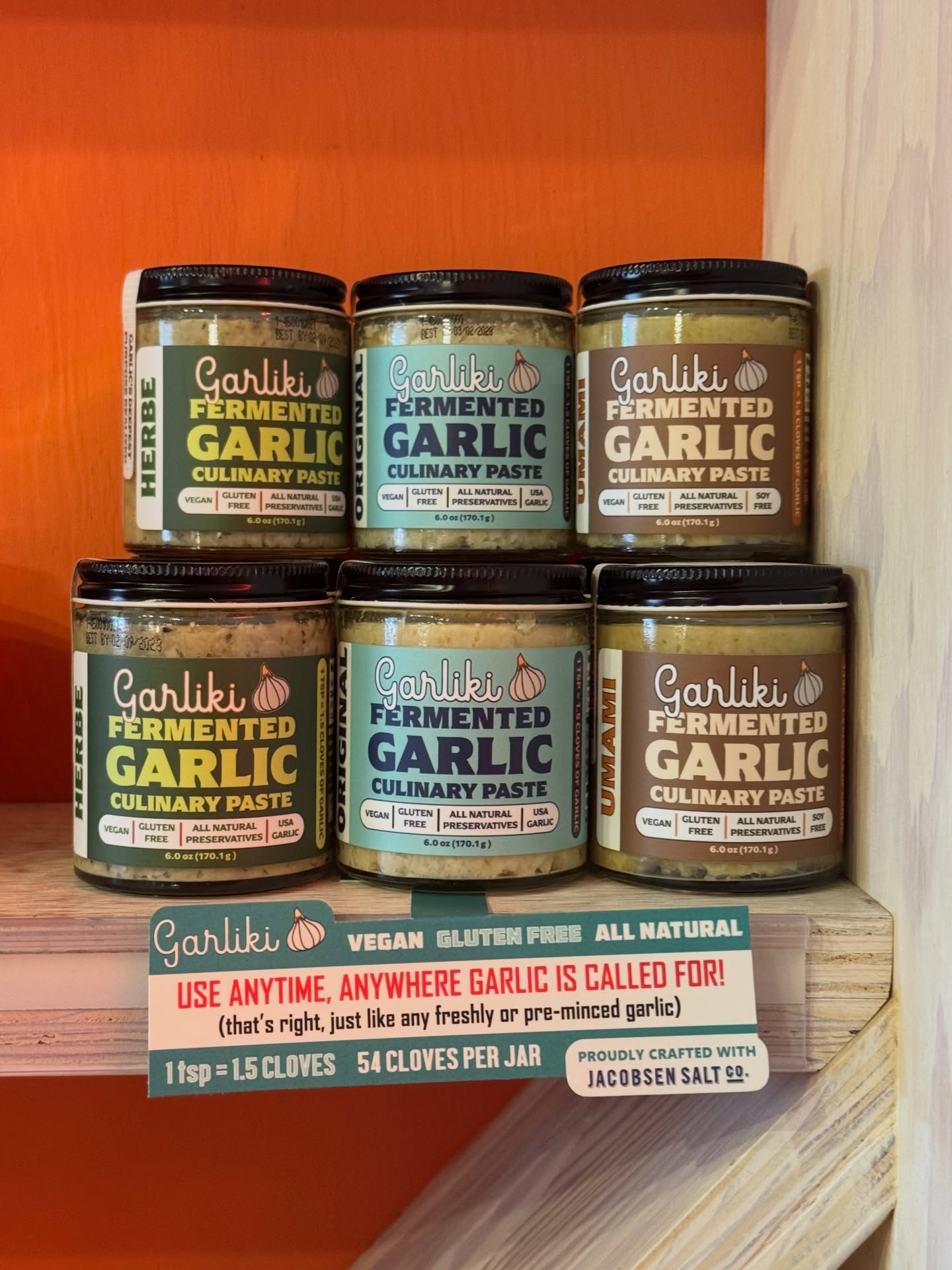 All you need to know on a lil’ plastic display card 🧄🧄
Use anytime, anywhere garlic is called for!
(that’s right, just like any freshly or pre-minced garlic)
Vegan • Gluten Free • All Natural
54 cloves per jar
1tsp of @garlikipaste = 1.5 cloves
Proudly crafted with @jacobsensaltco
Our fermented garlic paste will elevate any dish! Promise 🧄