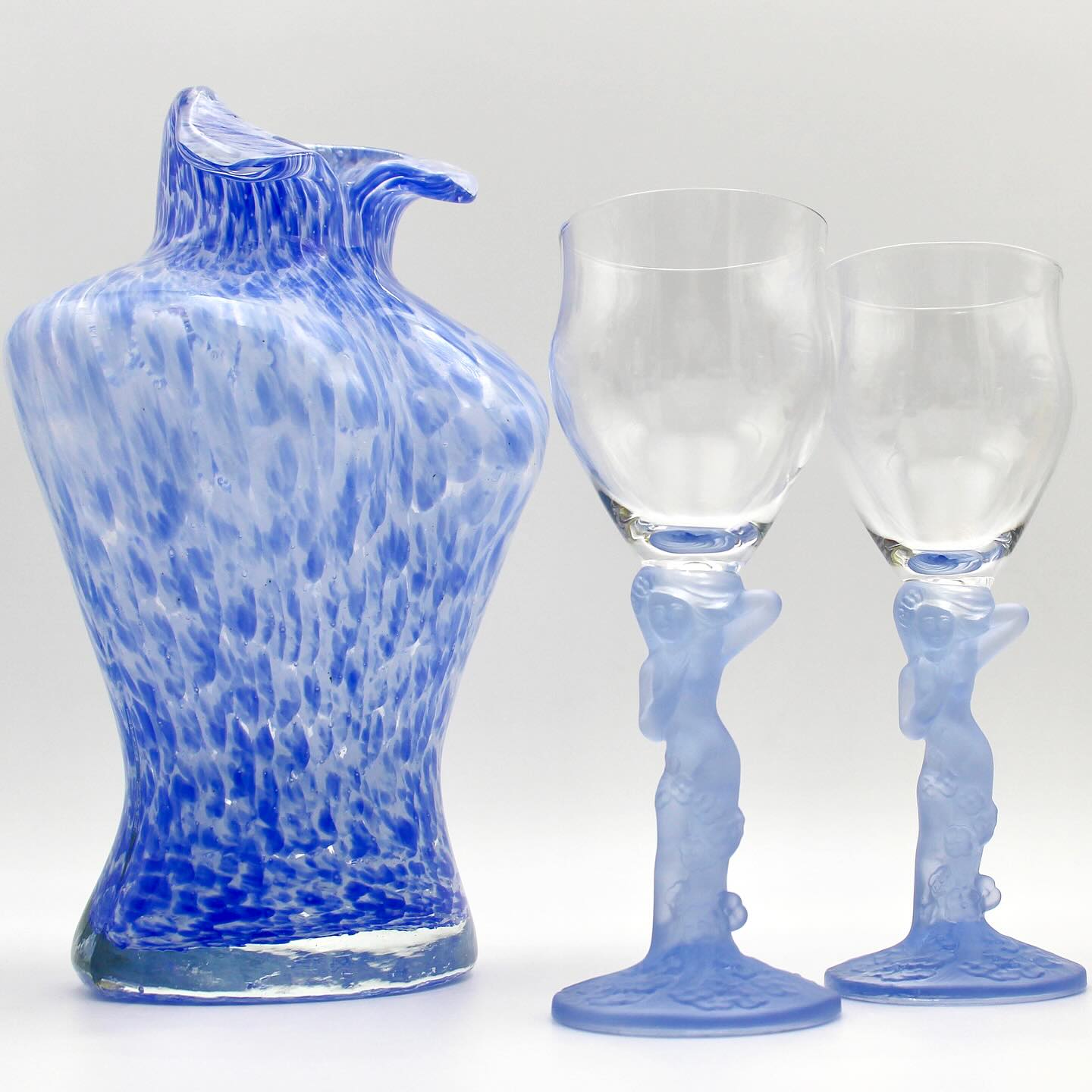 Celebrating the female form with art glass 💙
Vintage ADERIA glasses by Ishizuka Japan and unique handblown art glass vase.
Both available online