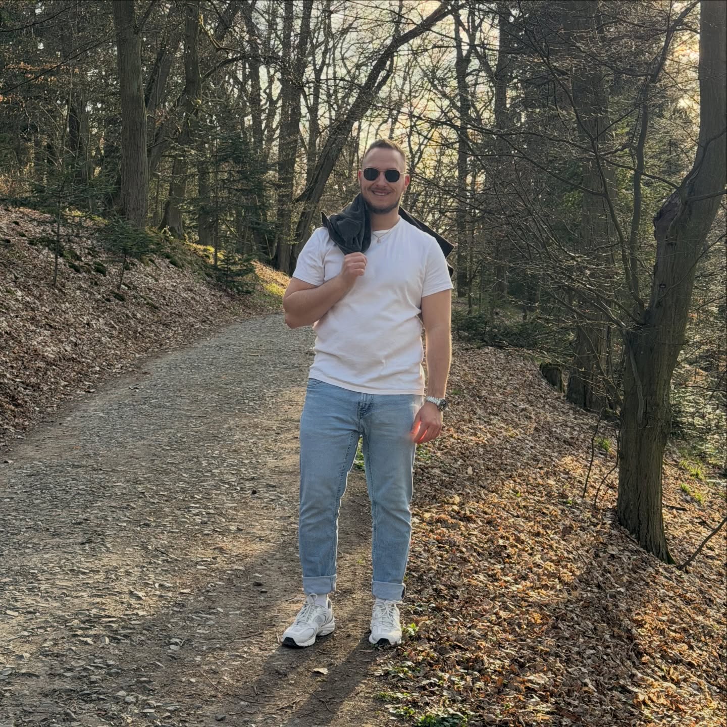 Ne všechno je o tréninku.
Lidi často vidí jen tu část: činky, progres, výkon a disciplínu. Ale realita je širší.
👉🏽 Výsledky nevznikají jen v gymu. Vznikají v tom, jak žiješ mimo něj.
Jak spíš.
Jak jíš.
Jak zvládáš stres.
Jak umíš vypnout.
Protože pokud jsi nonstop pod tlakem, tak ani ten nejlepší trénink tě nespasí. Já osobně beru pohyb jako součást života, ne jako středobod vesmíru.
Právě tenhle balanc je to, co ti dlouhodobě dovolí být silnější fyzicky i mentálně a udržet si kondici.
Honza
#brotasfitness #mysl #psychologie #volno #trenink