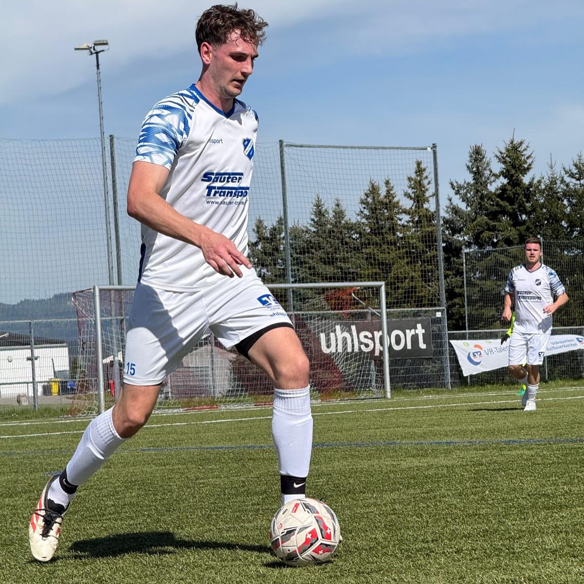 Herbe Klatsche in Deisslingen 🙄
Beim Tabellenführer war heute leider gar nichts drin. Wir gehen mit 7:0 unter.
Bereits am Donnerstag kann Wiedergutmachung stattfinden, dort sind wir in Laufen/Eyach zum Nachholspiel zu Gast.
