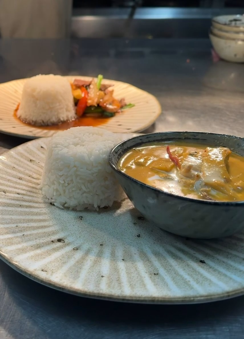Lunch is calling...🍽✨
Take a break and enjoy authentic Thai flavours at Art of Siam!
Freshly cooked, full of flavour, and made for the perfect lunch.
Join us Today 💛
#artofsiam #thailunch #LunchCalling