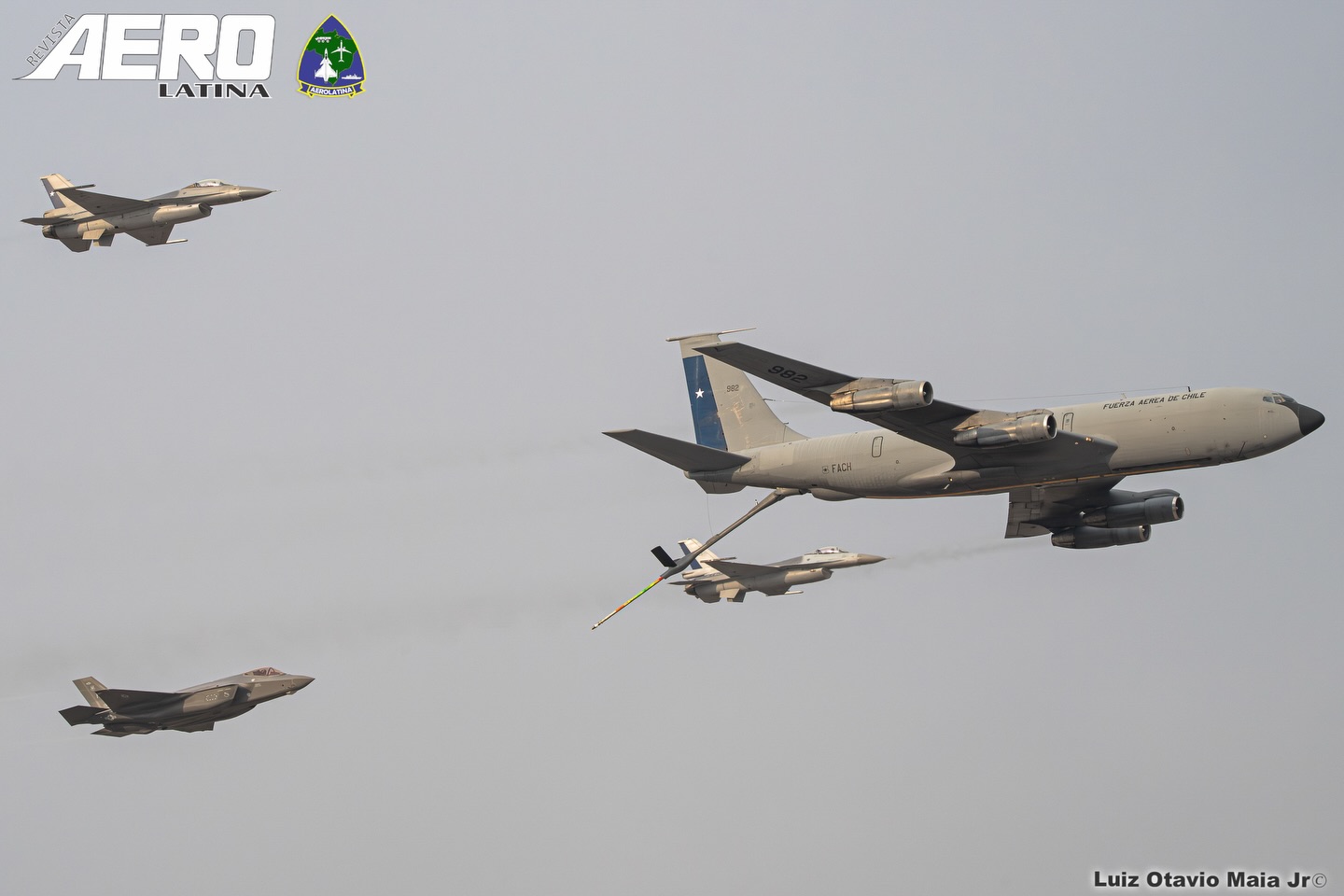 Um belo registro do KC-135 Stratotanker da @fach_chile_oficial acompanhado por dois F-16 Fighting Falcon e um F-35 Lightning II (@f35demoteam) durante a FIDAE 2026.
#aviation #aviationphotography #demoteam #chile