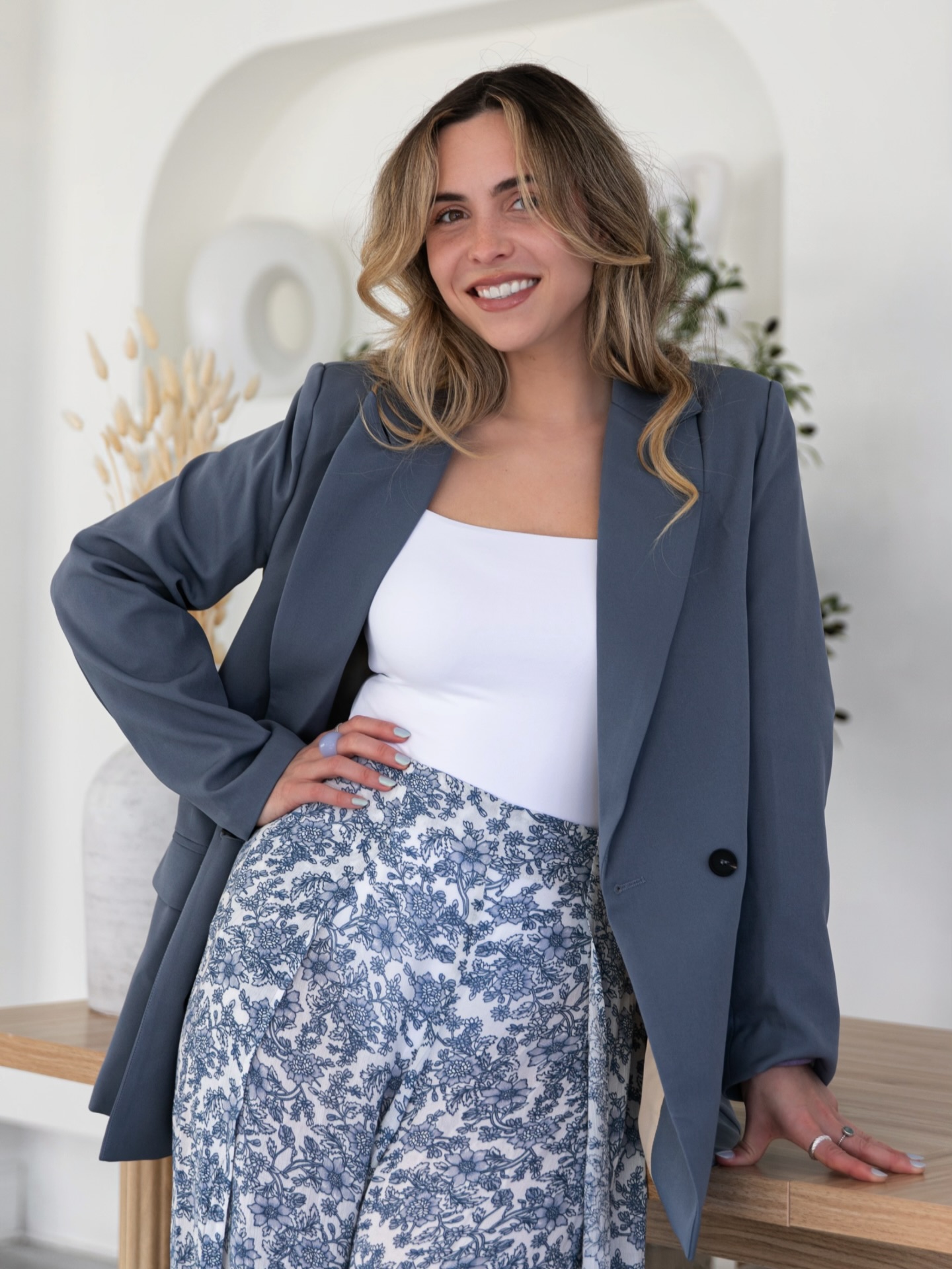 L’équipe Signé AR s’agrandit ! ✨
Nous sommes heureuses de vous présenter Isabelle, notre nouvelle wedding planner.
Son parcours professionnel combinant mode, ressources humaines et événementiel lui permet d’apporter dans chacun de ses mandats un équilibre entre organisation, esthétisme et une approche profondément humaine.
Véritable foodie et guidée par ses passions pour l’histoire, le design et l’architecture, Isabelle est toujours à la recherche des plus beaux endroits. C’est d’ailleurs ce qui l’a amenée à partir vivre en France et en Italie ces dernières années et développer une sensibilité particulière pour l’esthétique européenne.
Pour elle, l’amour doit se célébrer en grand !
Que ce soit pour un destination wedding ou un moment magique ici au Canada, elle a à coeur de créer des expériences sur mesure afin de créer des moments inoubliables pour chacun de ses clients.
Les emojis qui la représentent le mieux sont :
🌞🌴🧘🏼♀️✈️🌸🏰🧚🏼♀️🎊🧀