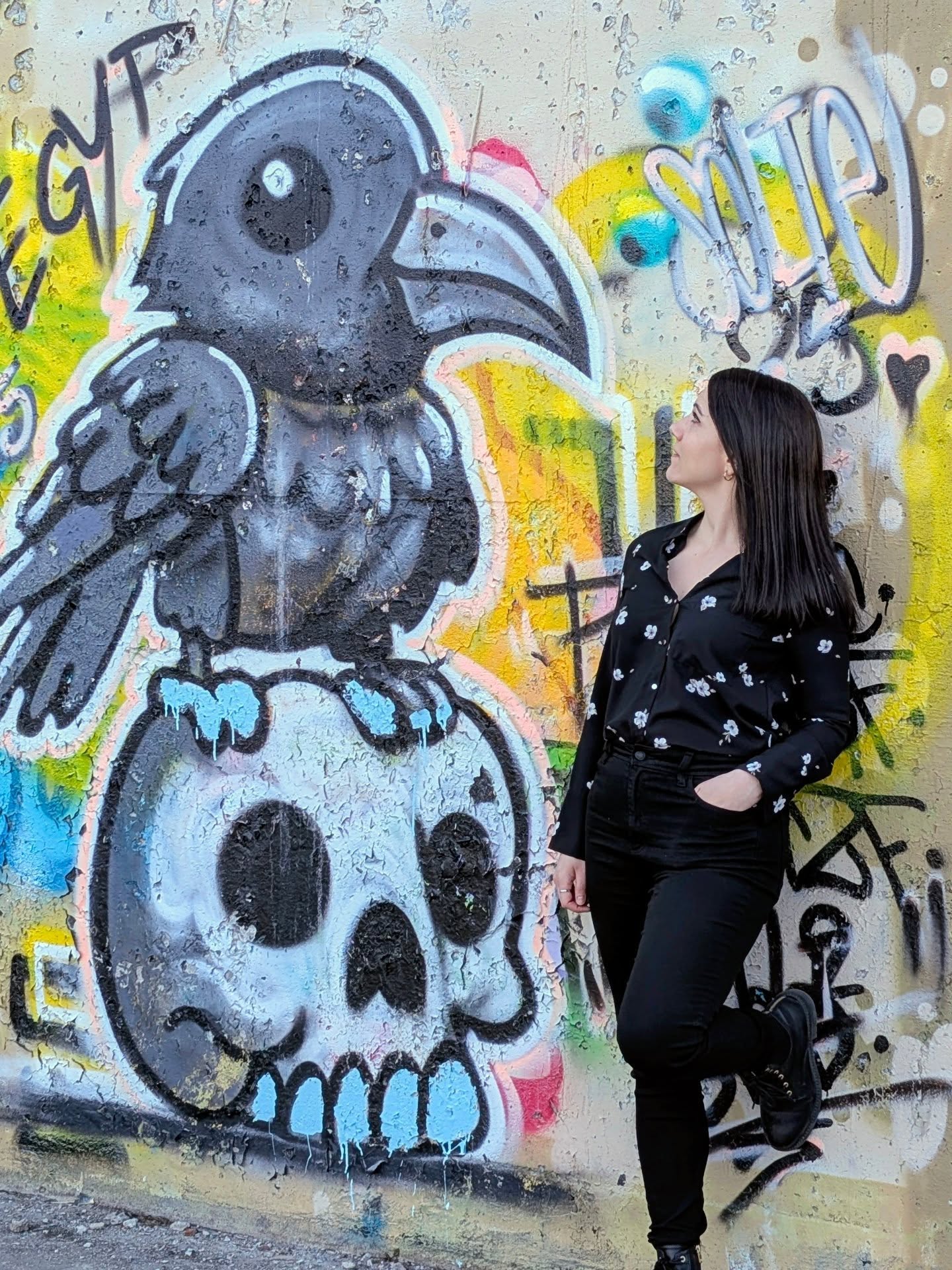 Ce graffiti au cœurs des ruines👌🏻✨
Faire des salons du livre, c'est voyager. Quand j'ai le temps, j'aime me promener à pied. On fait de belles découvertes.