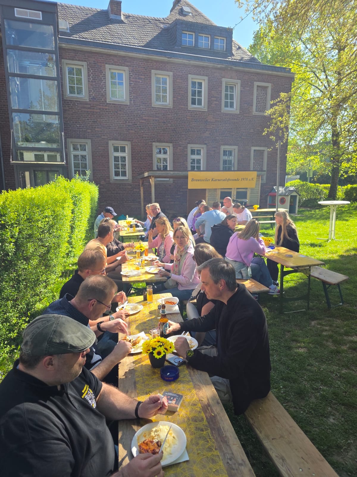 Von wegen Sessionspause! Wir nutzen das tolle Wetter, um den ganzen Menschen, die uns vor, hinter und auf den Bühnen helfen, einmal Danke zu sagen! Ohne Euch geht es nicht und wir sind unglaublich froh, dass ihr immer dabei seid! Fastelovend geht nur zesamme!
#helferfest #danke #karnevalsverein #vereinsleben #gemeinsam
@michaelweyergans