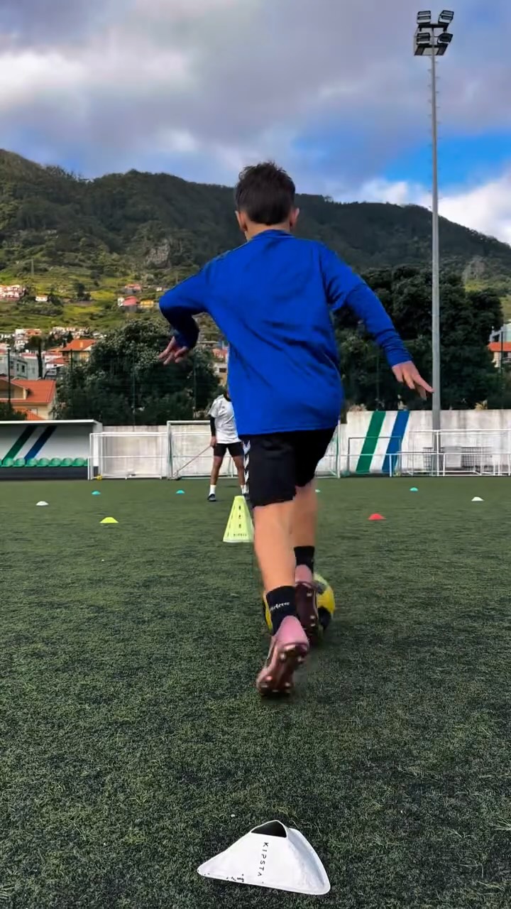 Queres evoluir os teus resultados no futebol de forma mais rรกpida e eficaz?
O treino individual รฉ a melhor forma de evoluires os teus pontos fortes e trabalhares o que mais necessitas! ๐ช๐ฝ
Nos nossos treinos individuais podes evoluir estes aspetos:
โ
Treino Tรฉcnico
โ
Treino Fรญsico
โ
Treino Mental
โ
Tomada de Decisรฃo
Marca agora mesmo o teu treino individual atravรฉs do link na bio. โ๐ฝ
๐๐ฅ๐๐ ๐ข ๐ง๐๐จ ๐๐๐ฆ๐ง๐๐ก๐ข! โฝ๏ธ
๐๐ฅ๐๐ ๐ข ๐ง๐๐จ ๐๐จ๐ง๐จ๐ฅ๐ข! ๐
#smf #starsofmadeirafootball #football #futebol #madeiraisland