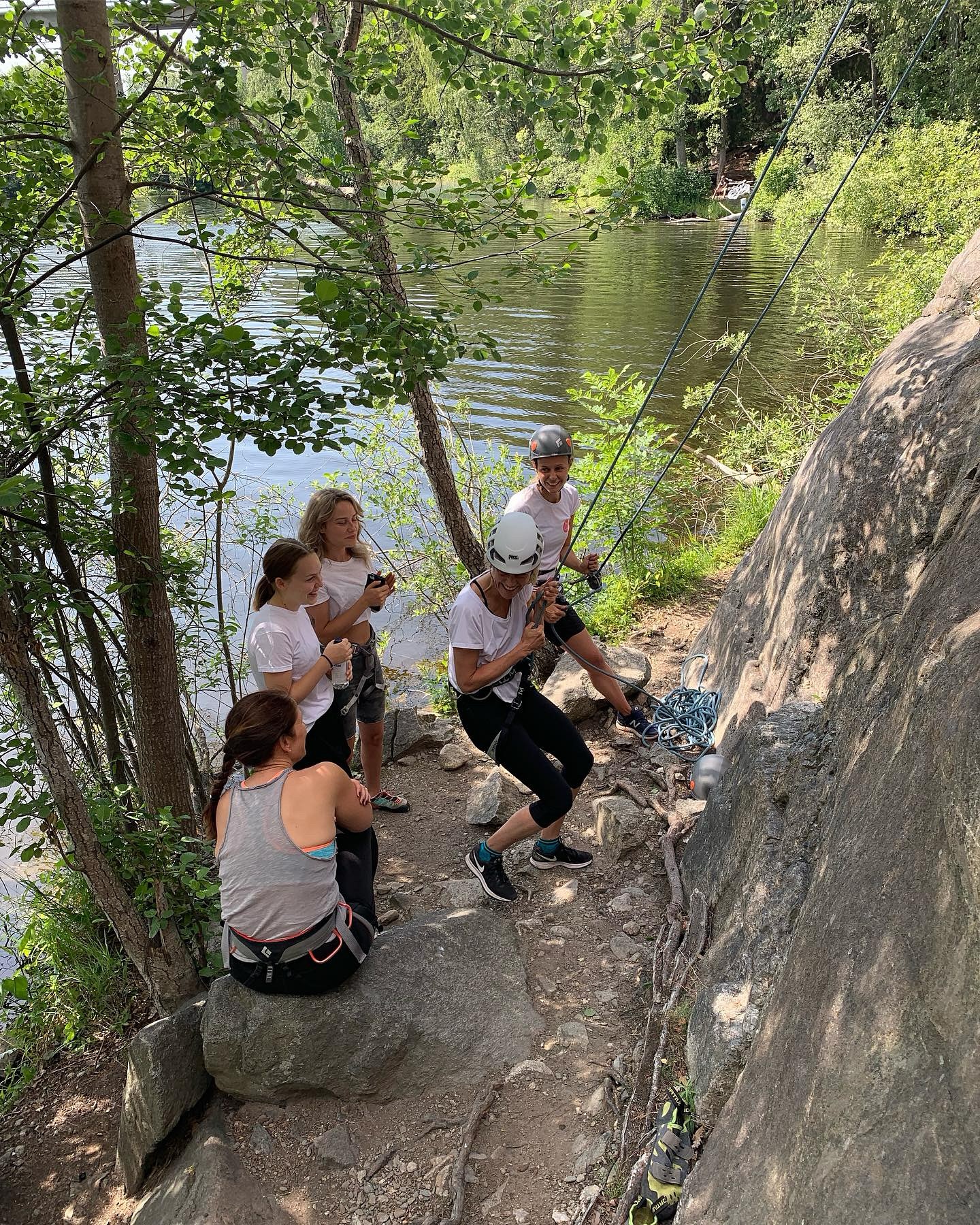 Nyfiken på att testa klättring ute? 💕🧗🏼♀️
Följ med oss på Prova-på nu på söndag 26/4 i en trygg introduktion till klippklättring i härlig gemenskap.🌿
Utrustning ingår och du leds av erfaren klätterinstruktör.
Vi tar också emot privata förfrågningar ✨ och i höst drömmer vi om Mallorca tillsammans ☀️ 🌴