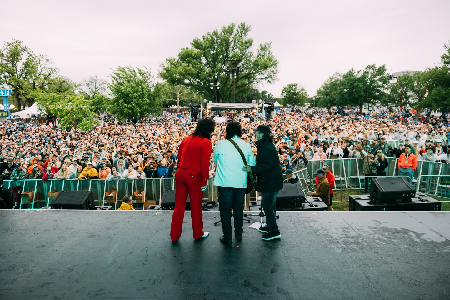 Storms shut it down at Two Step Inn last weekend, but we weren’t leaving without giving you something. 30 seconds of “Two Dozen Roses” a cappella with that crowd singing every word. That’s a moment we won’t forget.
📸 @brooksburrisphotography