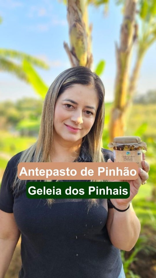 Estamos no outono e, claro, é época de pinhão! Por isso, na seleção de maio, tem este Antepasto de Pinhão, da Isabela, da @geleiadospinhais, de Santo Antônio dos Pinhal SP. “Dá pra fazer tudo com o pinhão: antepasto, pesto, geleia. E eu faço esse antepasto que vai bem com tudo, em uma tábua de queijos, em pão italiano, em uma salada..”, conta a produtora. Quer garantir esse e outros produtos artesanais? Acesse o site (link na Bio) e veja os planos de 6 e 12 meses, ou a compra de uma caixa avulsa. Entrega nos estados de MG e SP, onde o Sedex não leve mais do que um dia, despachando das cidades de Gonçalves e São Paulo. #mantiqueira #clubedeassinatura #pequenoprodutor #pinhao #diadasmaes