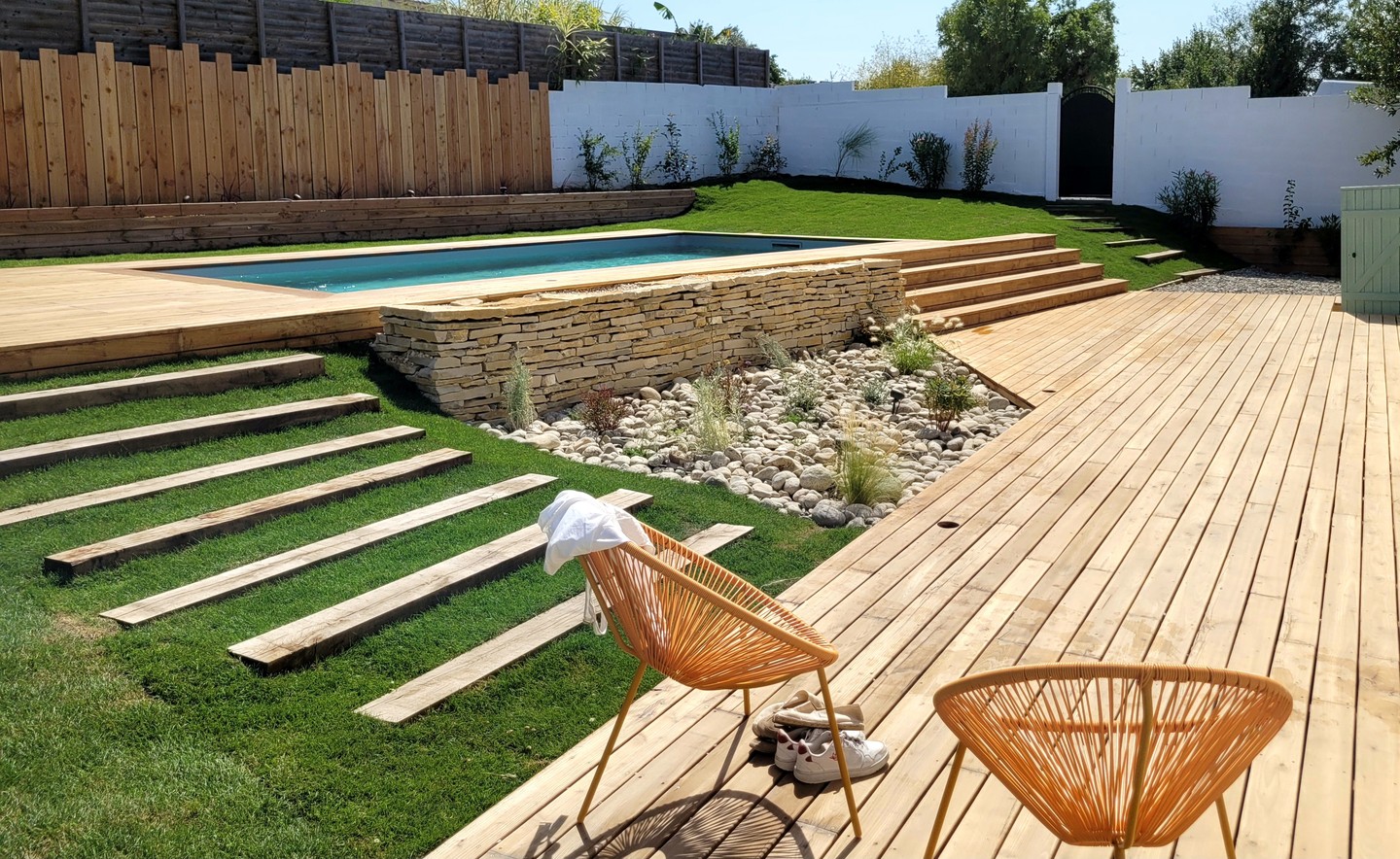 Un jardin aux allures méditerranéennes à Andilly — chaleur, structure et entretien facile 🌿✨
Terrasse en châtaignier, murets en pierre sèche, massifs méditerranéens et zones conviviales pour profiter toute l’année.
#jardin #aménagement #paysage #terrasse #méditerranéen #designextérieur #Andilly #jardindesdalles #paysagistelarochelle
