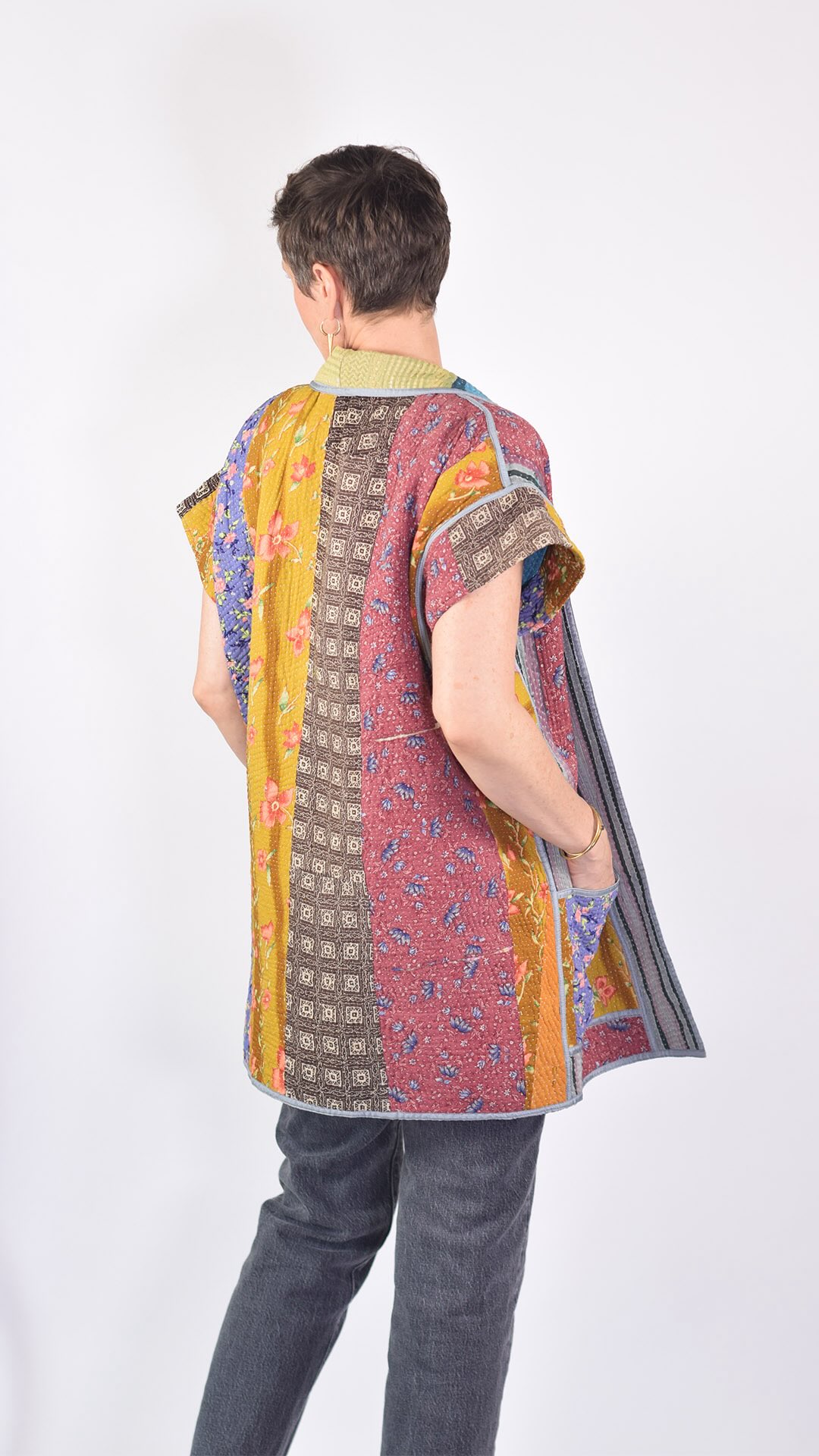 Meet our new Maddie Capes 🤍
Designed with an oversized, easy fit for inclusive sizing, this style features capped sleeves, two front pockets, and is fully reversible… each piece is truly one-of-a-kind.
Wear it open for an effortless, everyday look, or add a belt and cinch the waist for something more elevated.
Ethically made in India from vintage Kantha quilts.
#oneofakind #vintagefabric #vintagefashion #quiltedjacket #slowfashion