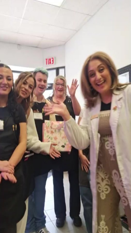 Big Congratulations to Our Winner! 🎉
A massive round of applause to Lucy Stinson, the lucky winner of our Wash and Blowout prize! 💇♀️✨ We can’t wait to see you in the chair for some pampering.
A heartfelt thank you to everyone who participated and continues to support Art & Technique and A+T Beauty Supply. Your energy and community spirit make what we do so rewarding! 😍
Stay tuned for more exciting giveaways and updates!