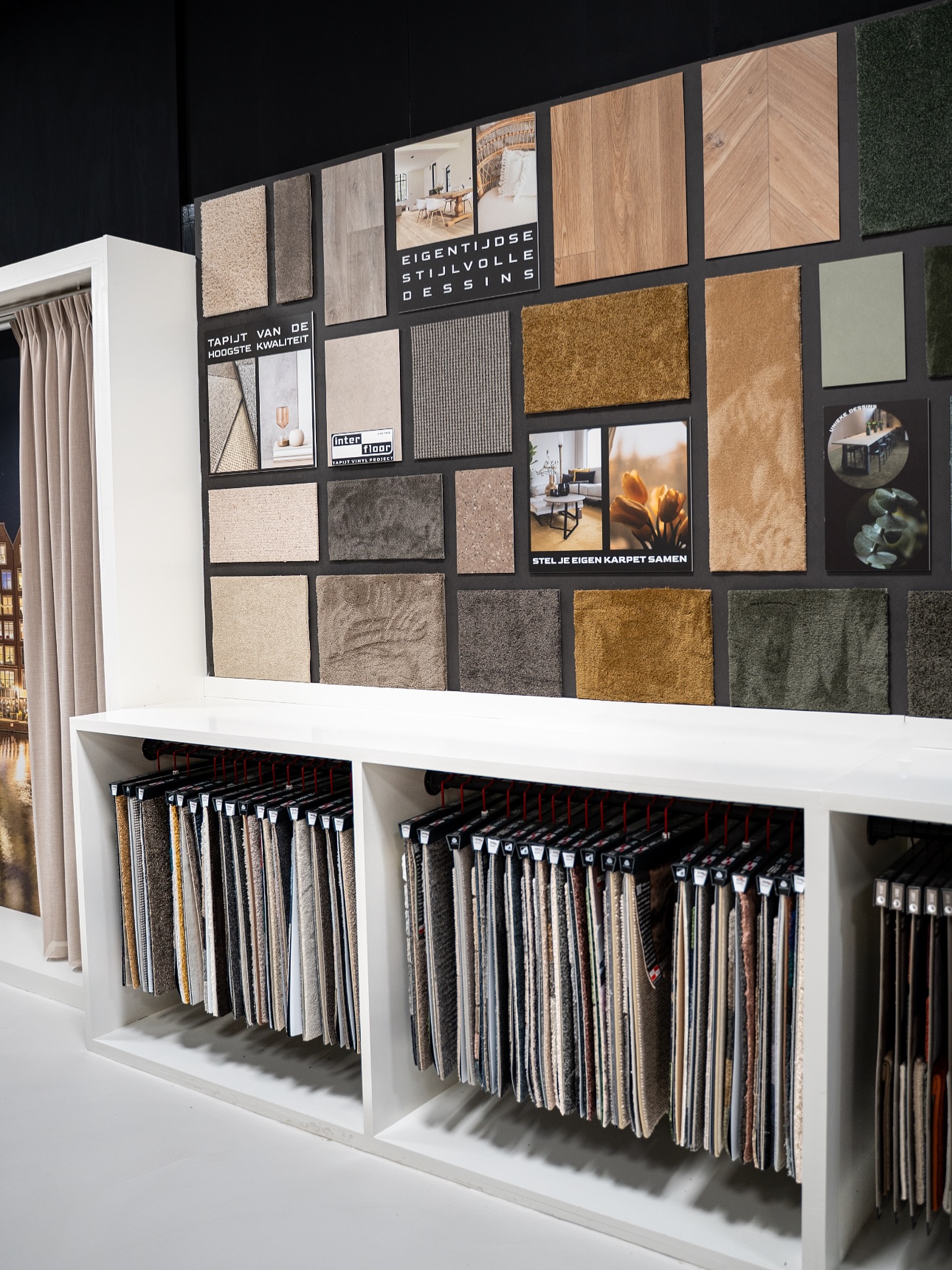 In deze hoek van onze showroom vind je onze tapijtcollectie.
Verschillende structuren, kleuren en materialen, allemaal bij elkaar om te vergelijken.
Zo kies je precies wat bij jouw interieur past!