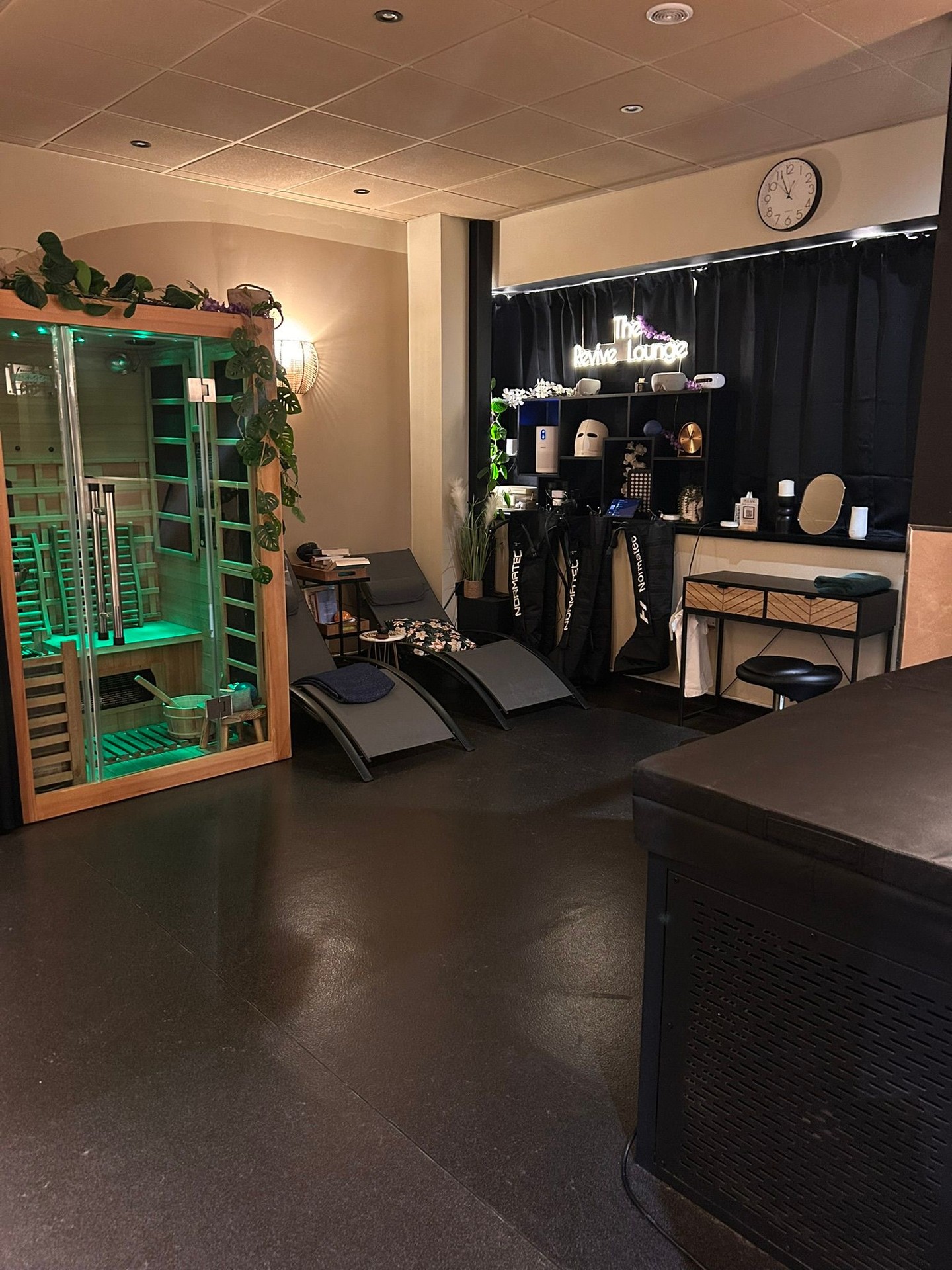 Feeling those Sunday Scaries creeping in? We’ve got the perfect antidote right here in Cardiff. 🏴
Sundays at The Wellness Lounge are all about the nervous system reset. Whether you’ve had a heavy week of training or a stressful run at the office, your body needs a moment to transition from "fight or flight" back into "rest and digest."
Our go-to ritual? A session in the Contrast Therapy Lounge followed by some quiet time in our Oxygen Lounge.
Science shows that deliberate cold exposure, when paired with heat, can significantly improve heart rate variability (HRV) and help regulate autonomic nervous system function (Cain 2025). It’s not just about feeling good in the moment; it’s about setting the tone for a calm, balanced week ahead.
✨ Reset your mind
✨ Recover your body
✨ Prepare for Monday
We’re open and the lounge is looking as peaceful as ever. Come and find your calm before the new week begins.
👇 Book your Sunday Reset via the link in our bio.
#WellnessLoungeCardiff #SundayReset #ContrastTherapy #CardiffWellness