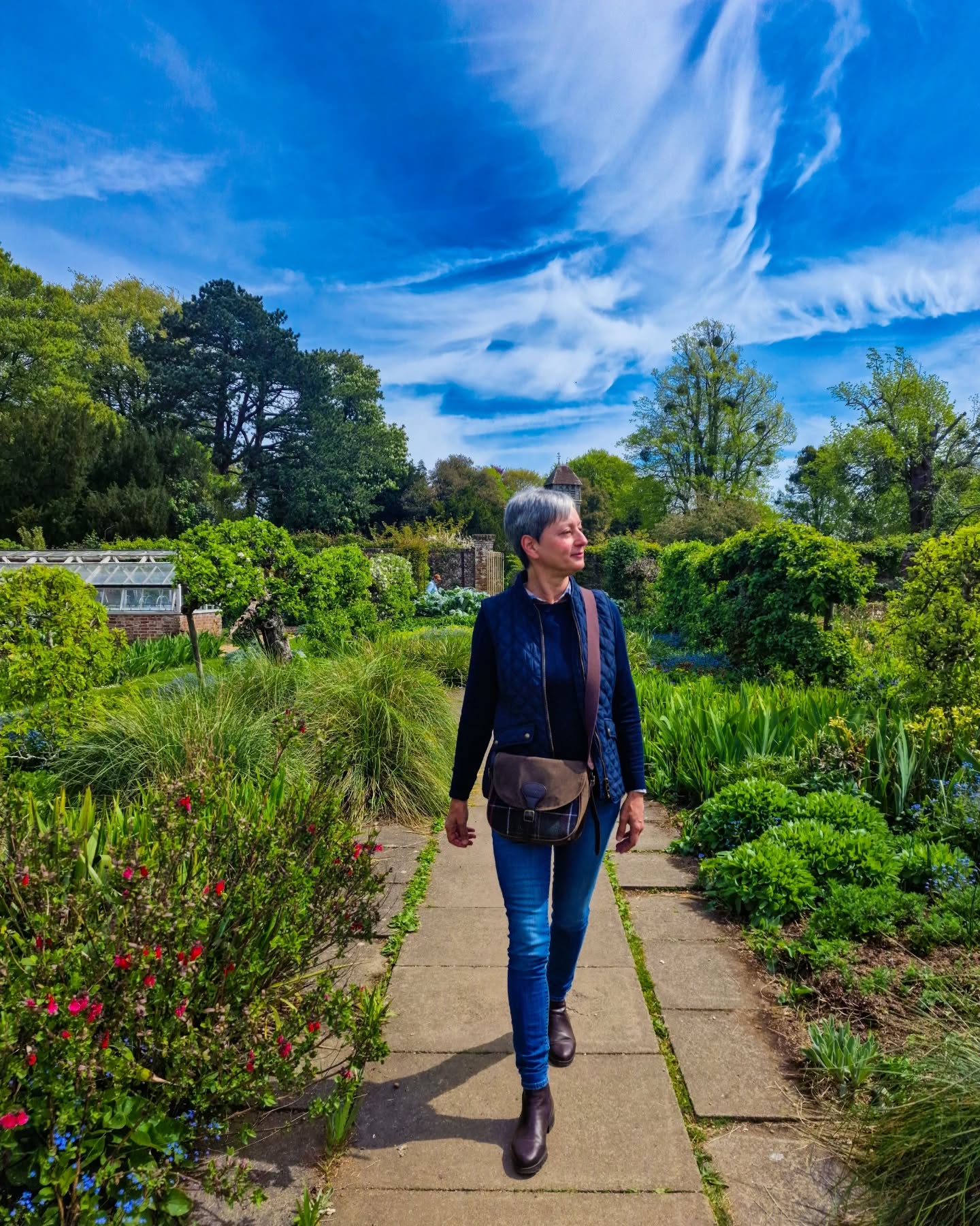C'è un posto dove avete pensato "qui potrei restare per sempre?" Io ne ho visitato uno oggi.
Una delle cose che mi piace più fare nel fine settimana è andare in una delle tante residenze di campagna del National Trust che si trovano in tutta l'Inghilterra.❤️
Sono luoghi magici, che uniscono storia, natura e bellezza e che, insieme ai cottage, ai villaggi e ai giardini, caratterizzano il meraviglioso mondo della campagna inglese. 🏡
Oggi ho trascorso una bellissima domenica di aprile a Hinton Ampner, la splendida residenza del Trust che si trova alle porte di Winchester, e mi sono sentita completamente in pace col mondo. Sarei potuta restare lì per ore e ore, seduta ad ammirare i suoi stupendi giardini e la meravigliosa vista sul Parco Nazionale dei South Downs.😍
Ho anche comprato un libro per conoscere meglio la persona che ha dedicato la sua vita a creare questo luogo meraviglioso, lasciandolo poi in eredità a tutti noi. Una storia che non vedo l'ora di scoprire! ⚜️
E voi? Quale luogo vi fa sentire immediatamente “a casa”, anche se non ci avete mai vissuto?
#passionecampagnainglese #campagnainglese #fiori #countryresidence #nationaltrust
