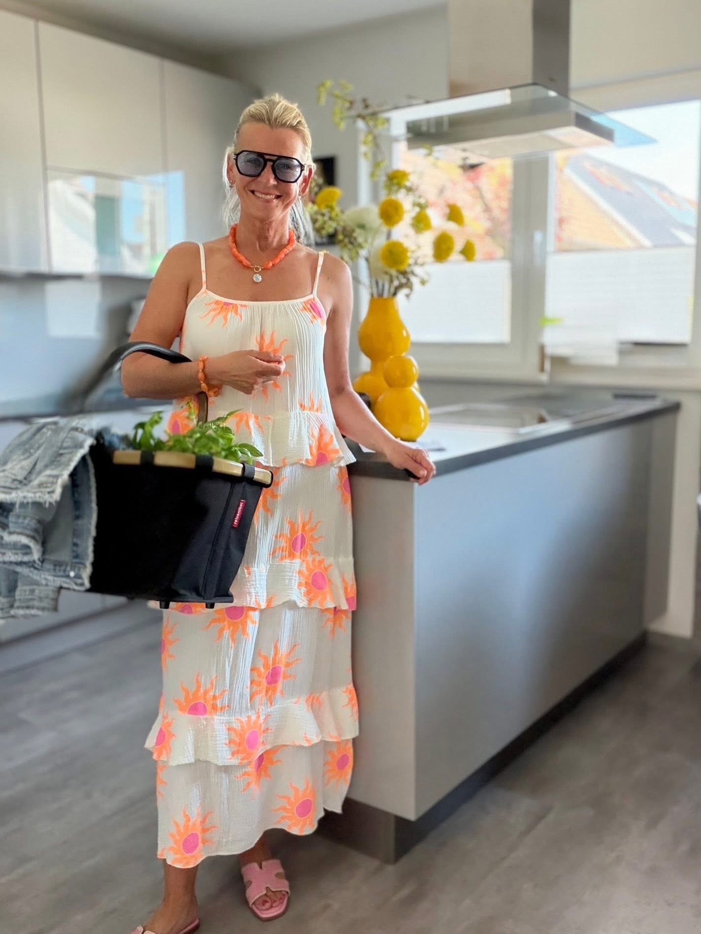 Sonnenlook an, Grillabend kann kommen ☀️💕
Auf dem Weg zu Freunden zum Grillen – einfach genießen, lachen & entspannen. ✨
Wie verbringt ihr euren Abend? Zuhause oder unterwegs? 🥂
Wenn euch mein Kleid gefällt: Den Link findet ihr in der Bio oder in der Story 💛
#fashionboxx #sommerlook #kleiderliebe #ootd #outfitinspiration #grillabend #sommerstyle #modeonline #fashionliebe #sommeroutfit #styleinspo #goodvibes