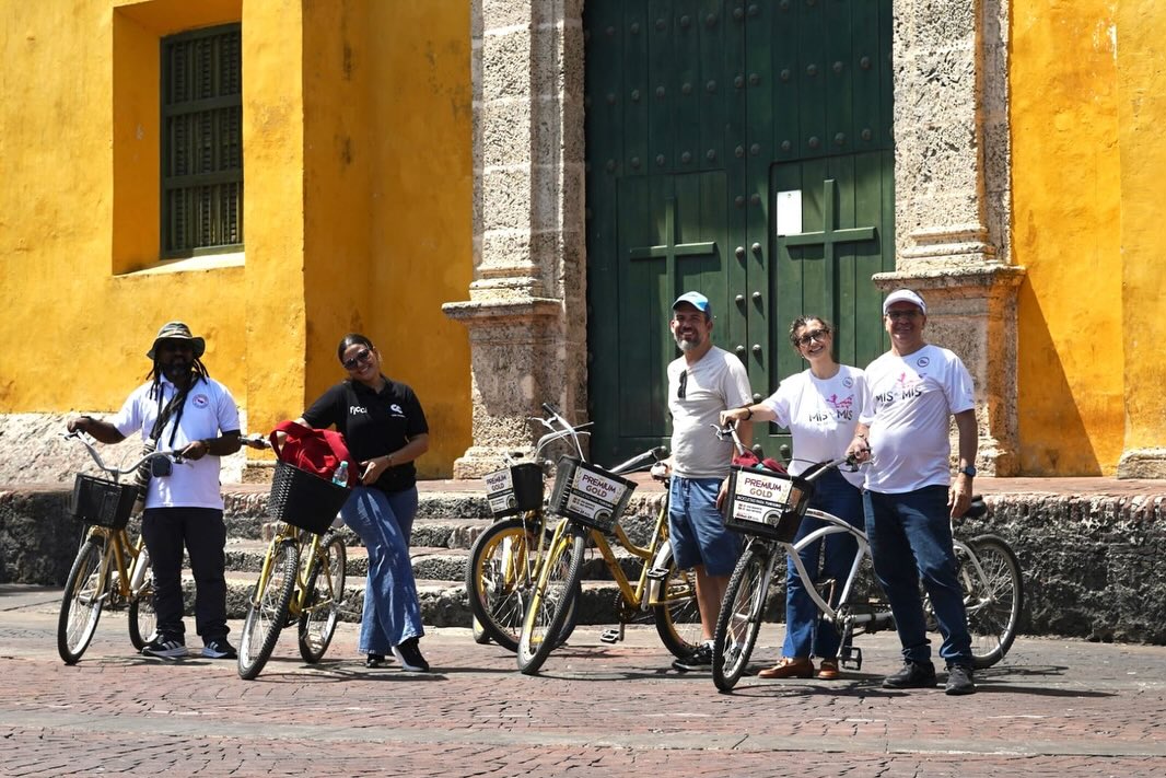 Muito além do cinema: a Casa Brasil no @ficcifestival se transformou em um território de intercâmbio vivo, onde o audiovisual se une ao turismo, à língua e às tradições para celebrar o que temos de mais autêntico.
Aulas de português e oficinas de samba com o @ibracocultura, mostras culinárias e a abertura de um museu de elementos ancestrais com a expertise da @chefclaudiaealo foram algumas das atividades já realizadas. Nossa comitiva também teve a oportunidade de conhecer um pouco mais da alma de Cartagena com um tour sustentável pelo bairro de Getsemani, organizado pelo @vivemacondogetsemani.
_
Más allá del cine: la Casa Brasil en el @ficcifestival se ha transformado en un territorio de intercambio vivo, donde el audiovisual se une al turismo, el idioma y las tradiciones para celebrar lo más auténtico de nuestra cultura.
Clases de portugués y talleres de samba con @ibracocultura, muestras culinarias y la apertura de un museo de elementos ancestrales con la experiencia de @chefclaudiaealo fueron algunas de las actividades realizadas. Nuestra comitiva también tuvo la oportunidad de conocer más a fondo el alma de Cartagena con un tour sostenible por el barrio de Getsemaní, organizado por @vivemacondogetsemani.
-
@ibracocultura
@embraturbrasil
@setur_rj
@prefeiturademarica
@riofilme
@ibstitutoiberoculturas
@amazoniafidoc
@institutocinemais
@antifilmes
@rio2c
@brazilian.content
@festivaldorio
@zapatafilmes
@latinopolis
@mis.rio
#n2b #ficci #CasaBrasil #EmbraturBrasil #VisitBrasil