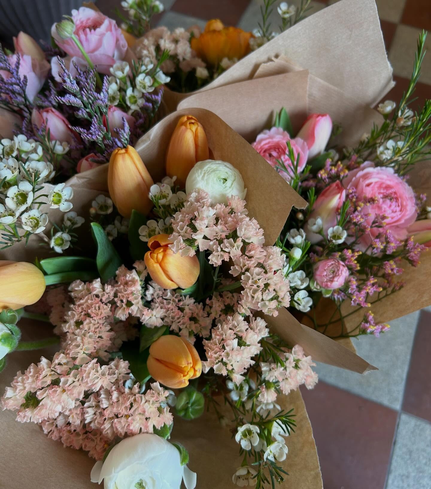 Vi är laddade för helg med massa härligt i butiken! Slutspurt på tulpansäsongen och början på vår älskade pionsäsong!! 🌸💗👏 underbar blomstertid 🌸
Välkommen i helgen!
Lördag 10-16
Söndag 11-15