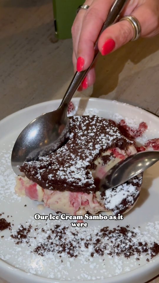 If it's not raspberry ripple, don't even talk to me 🍨
Jack's leaned into nostalgia with his menu at Gallagher's Boxty House, with this new dessert really hard to beat and bringing us straight back to Irish summer memories!
Ice cream sambo army, where you at ☀️
#WeAreTempleBar #GallaghersBoxty #Boxty #TempleBar #Dublin